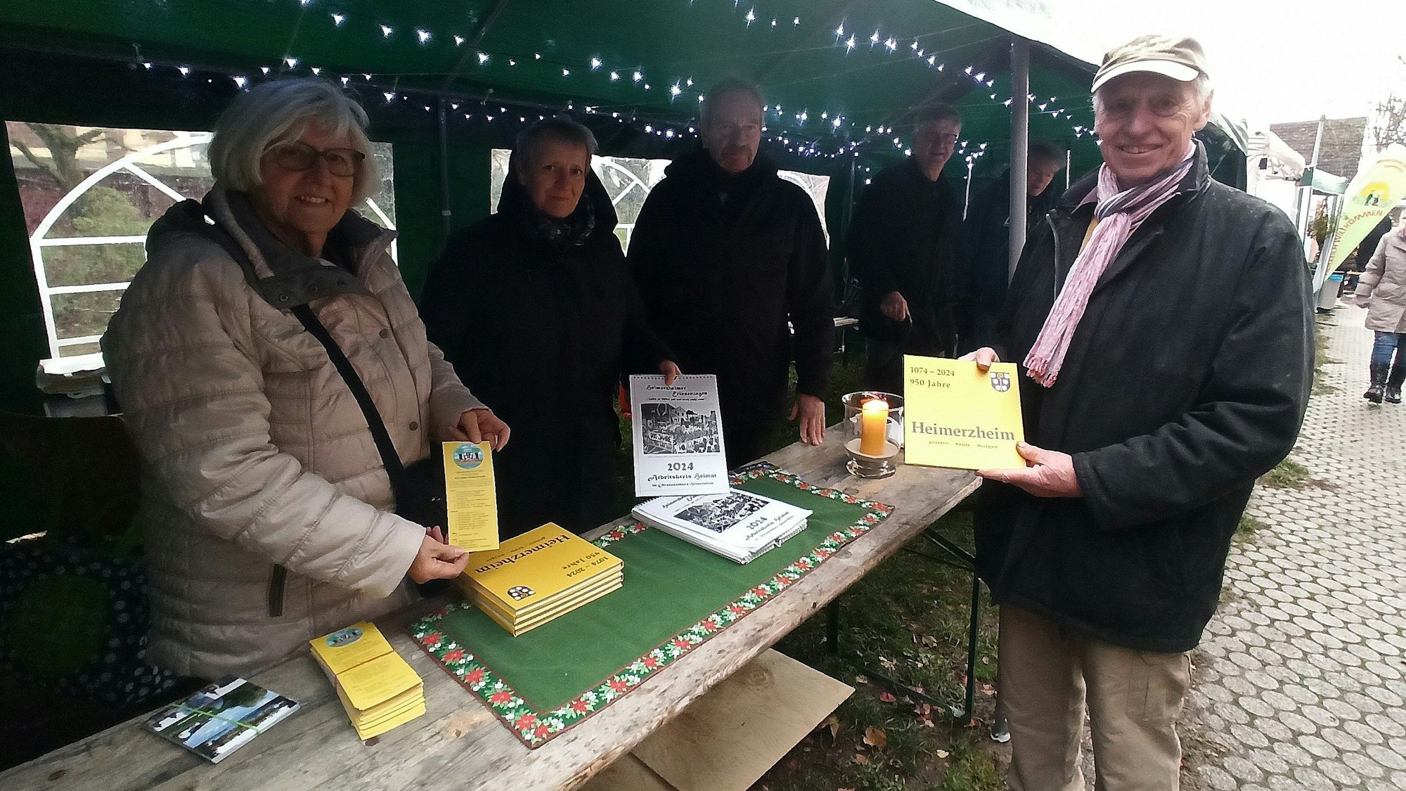Am Stand des Arbeitskreises Heimat hatten Hermann Schlagheck (rechts) und sein Team das Jubiläumsbuch „950 Jahre Heimerzheim“ und den neuen Jahreskalender im Angebot.
