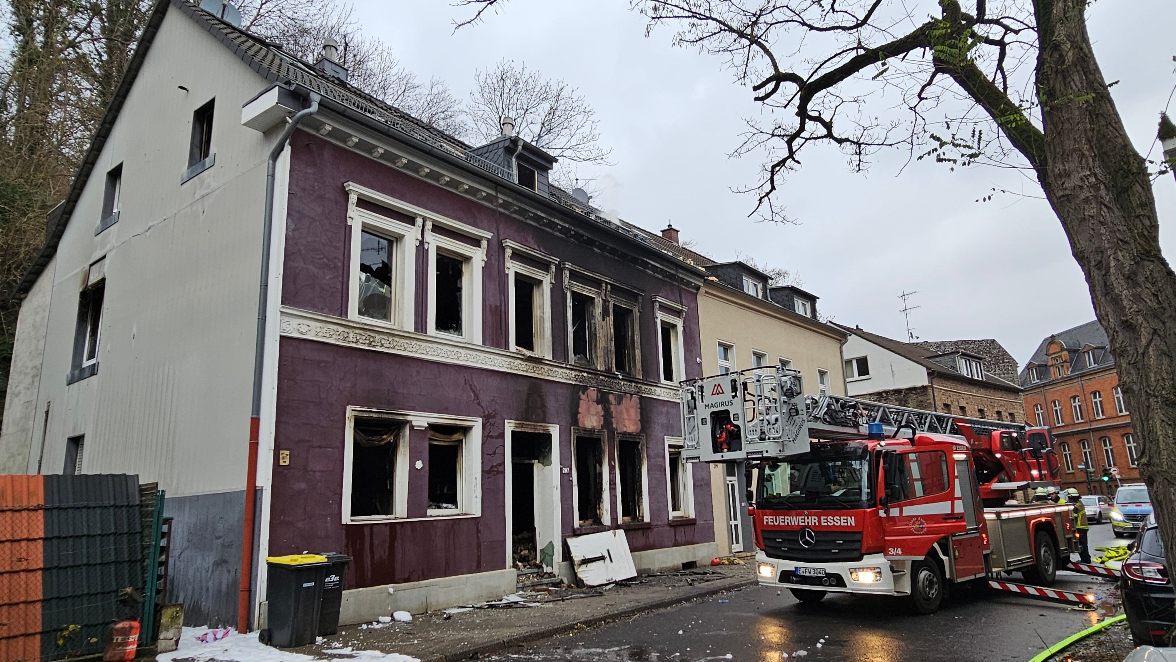 Essen: Ein Feuerwehrauto steht nach der Explosion in einem Mehrfamilienhaus vor dem zerstörten Gebäude.