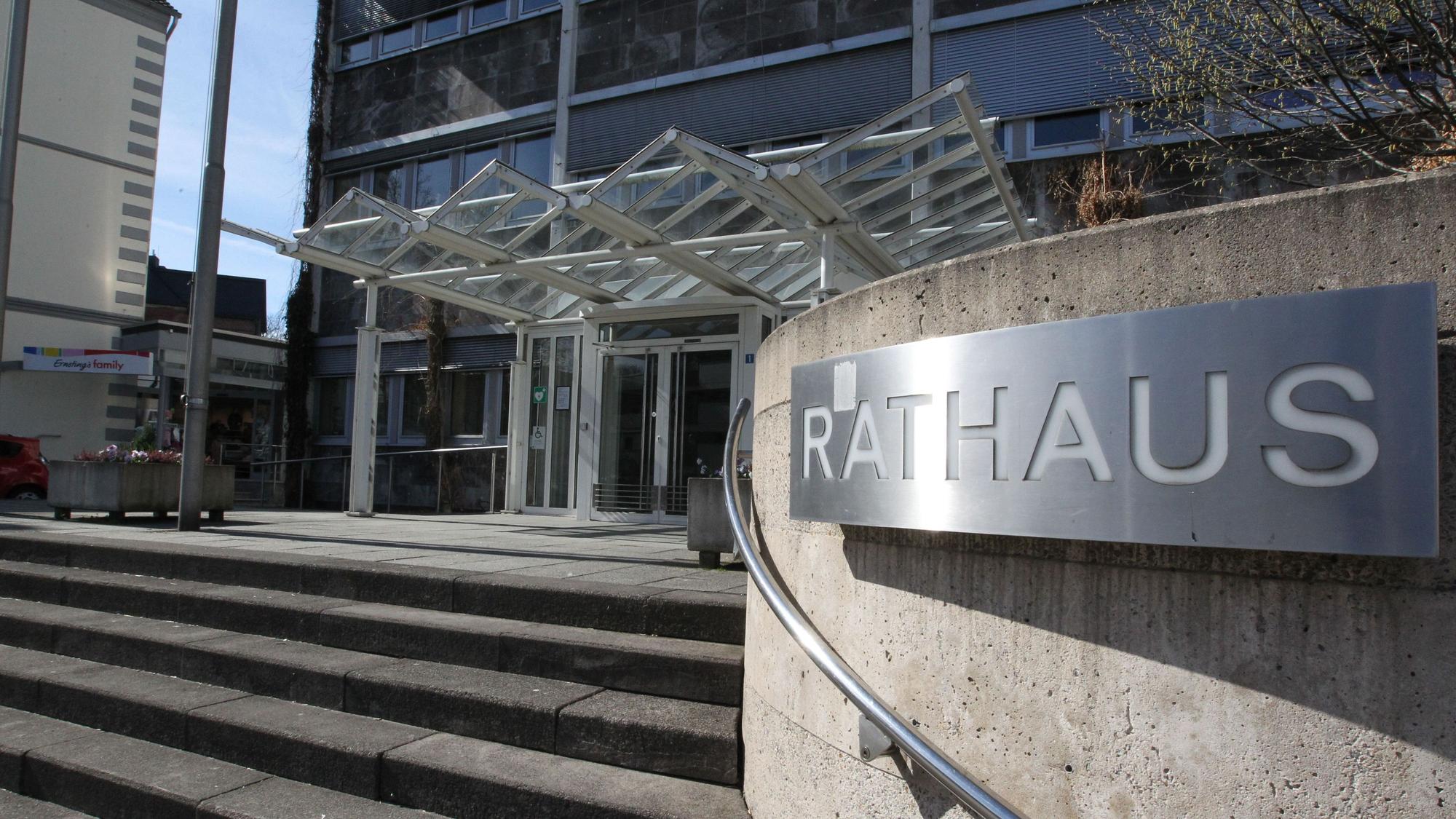 Der Schriftzug Rathaus in Eitorf steht über einem Geländer, das zum Gebäude führt.