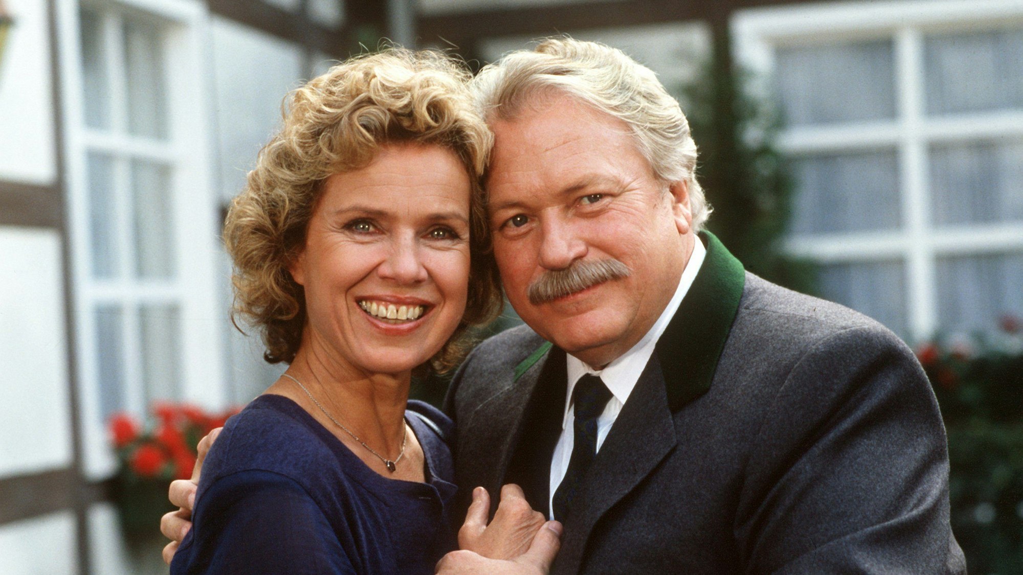 Witta Pohl als Vera und Günter Strack als Onkel Ludwig bei Dreharbeiten zu der ZDF-Serie „Diese Drombuschs“.