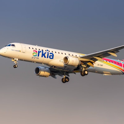 Eine Embraer 195 der israelischen Fluggesellschaft Arkia im Landeanflug. Eine Maschine der israelischen Fluggesellschaft wurde von mehreren Raketen der Hamas beschossen.