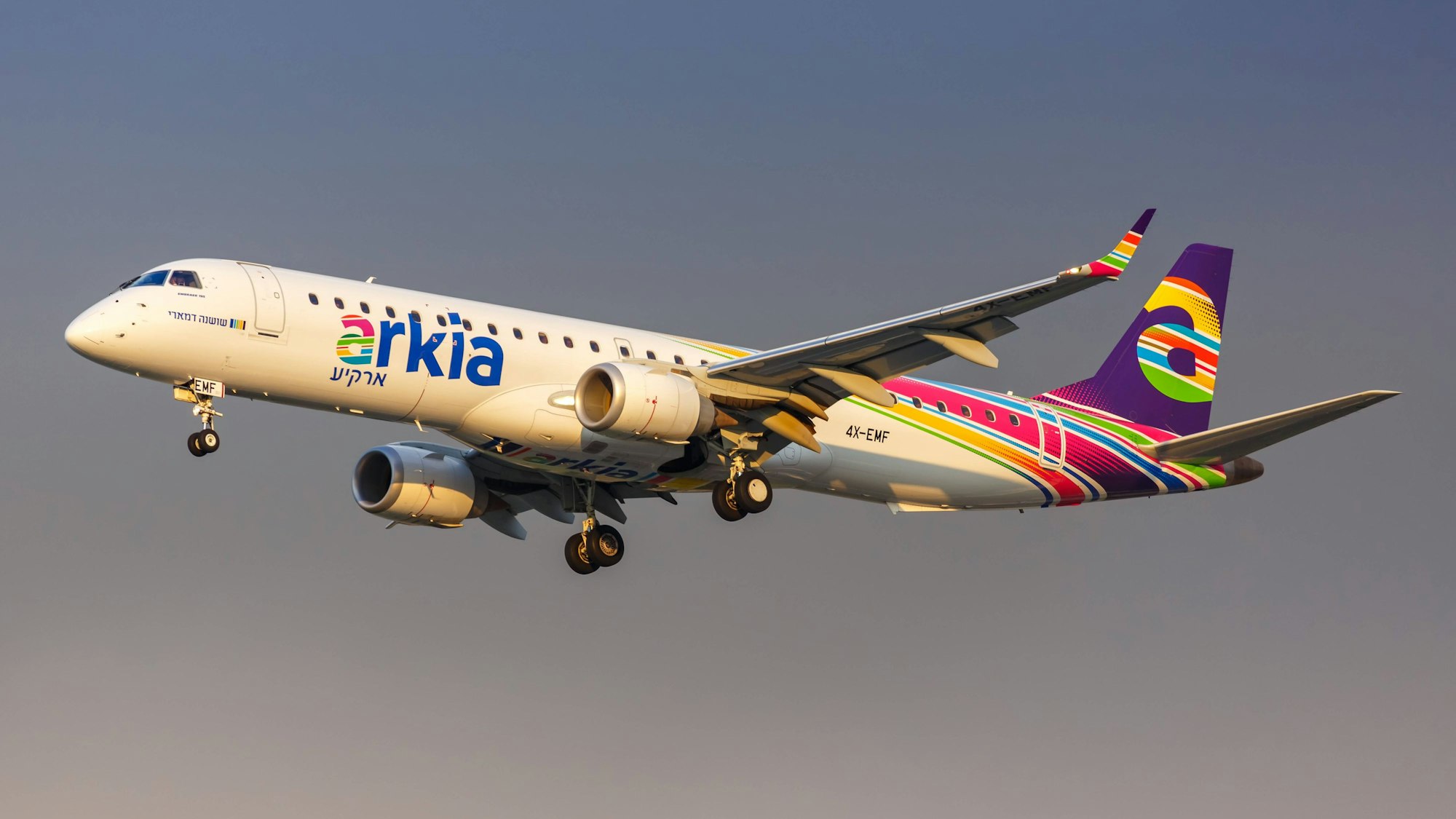 Eine Embraer 195 der israelischen Fluggesellschaft Arkia im Landeanflug. Eine Maschine der israelischen Fluggesellschaft wurde von mehreren Raketen der Hamas beschossen.