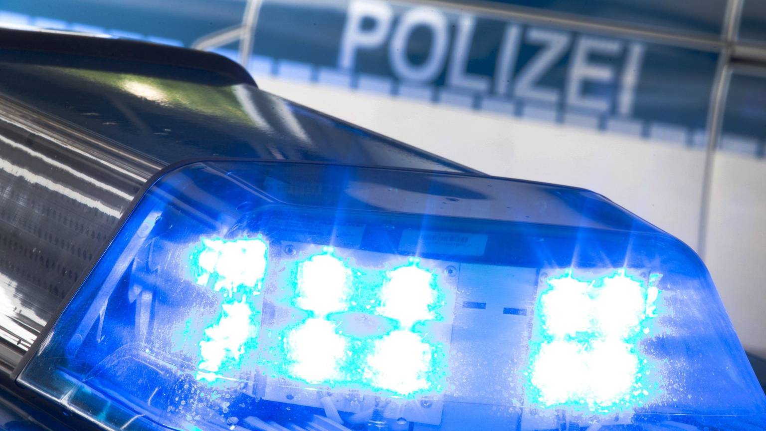 Ein Blaulicht leuchtet auf dem Dach eines Polizeiwagens.