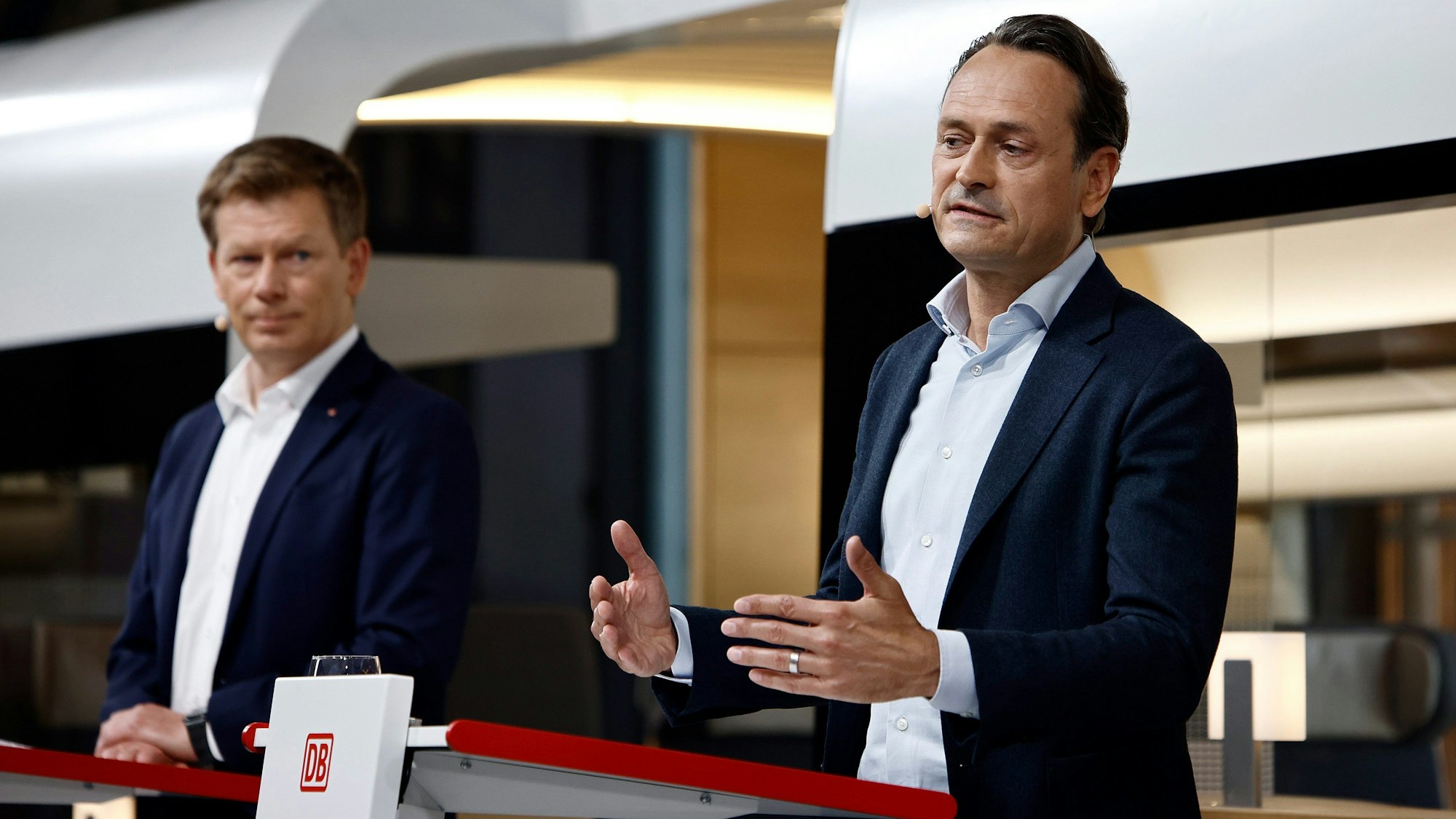 Richard Lutz (l), Vorstandsvorsitzender der Deutschen Bahn AG und Michael Peterson (r), Vorstandsvorsitzender der DB Fernverkehr AG, bei der Vorstellung eines neuen ICE. Laut Recherchen sollen die Bahnvorstände trotz verfehlter Ziele Millionenboni erhalten. (Archivbild)