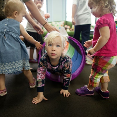 Kleinkinder spielen in einer Kita.