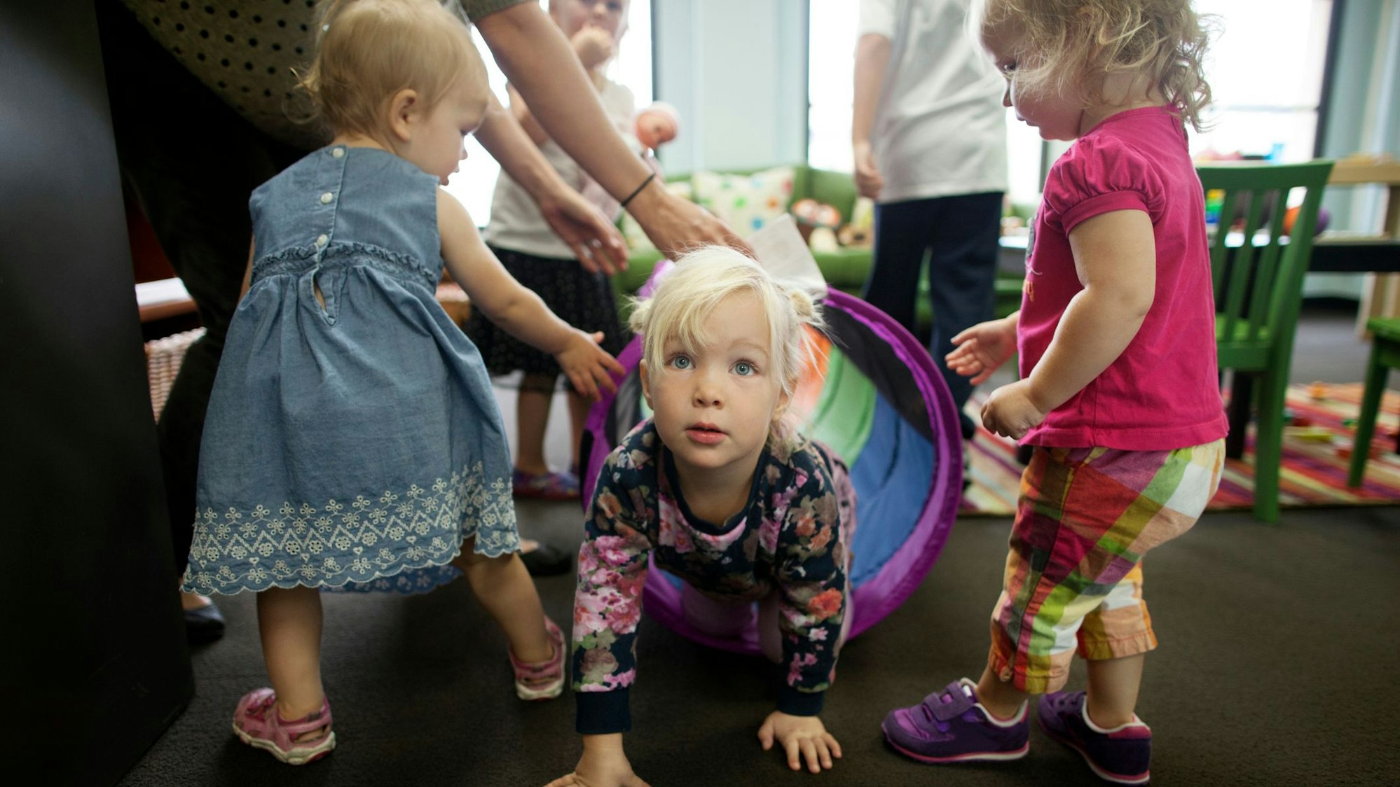 Kleinkinder spielen in einer Kita.