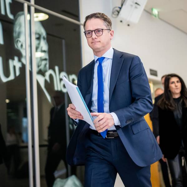Carsten Linnemann, CDU-Generalsekretär, kommt vor Serap Güler, der stellvertretenden Vorsitzenden der Programm- und Grundsatzkommission, zu einer Pressekonferenz zum Entwurf der Kommission für ein neues Grundsatzprogramm der CDU.