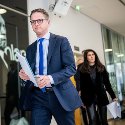 Carsten Linnemann, CDU-Generalsekretär, kommt vor Serap Güler, der stellvertretenden Vorsitzenden der Programm- und Grundsatzkommission, zu einer Pressekonferenz zum Entwurf der Kommission für ein neues Grundsatzprogramm der CDU.