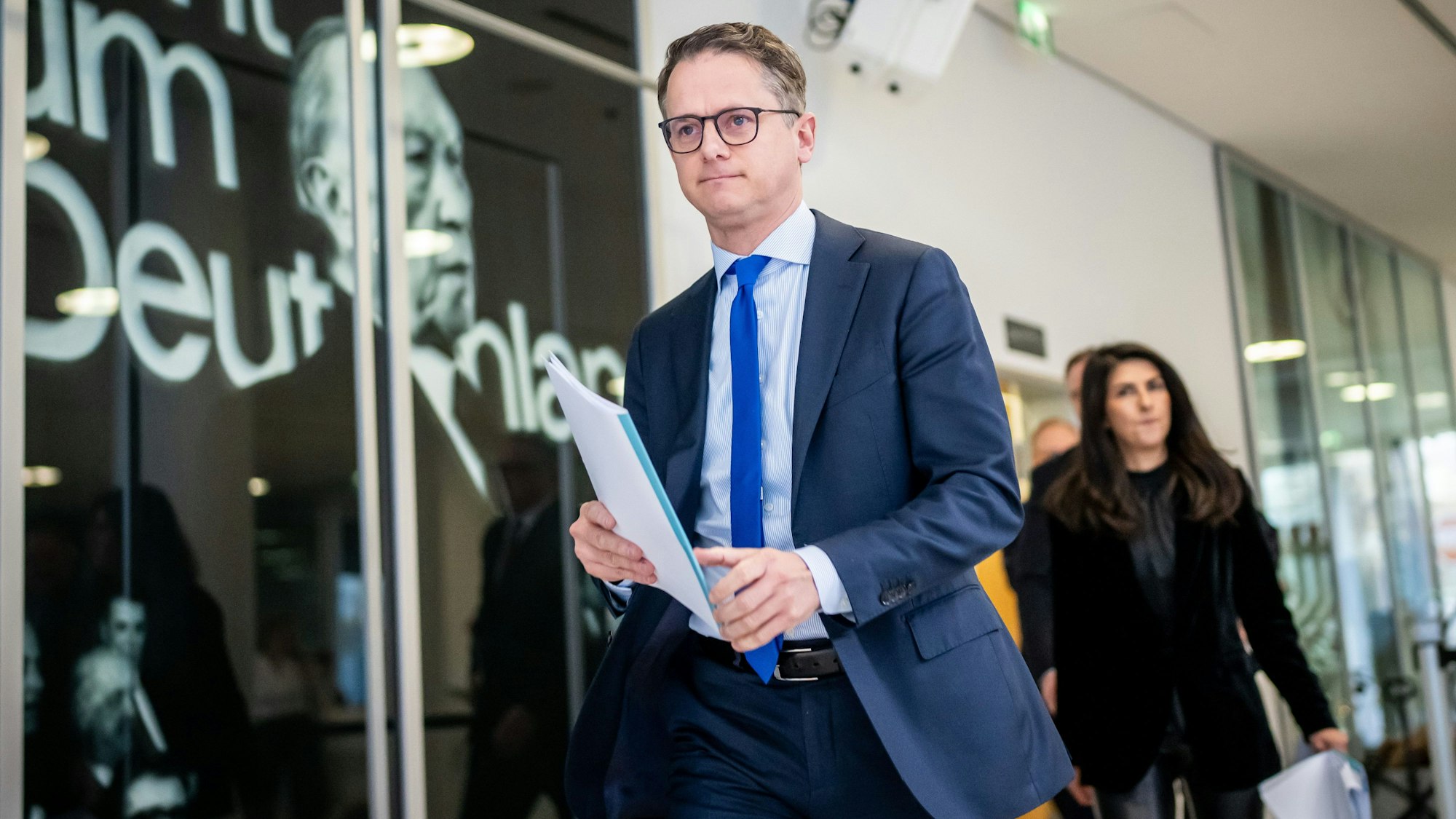 Carsten Linnemann, CDU-Generalsekretär, kommt vor Serap Güler, der stellvertretenden Vorsitzenden der Programm- und Grundsatzkommission, zu einer Pressekonferenz zum Entwurf der Kommission für ein neues Grundsatzprogramm der CDU.