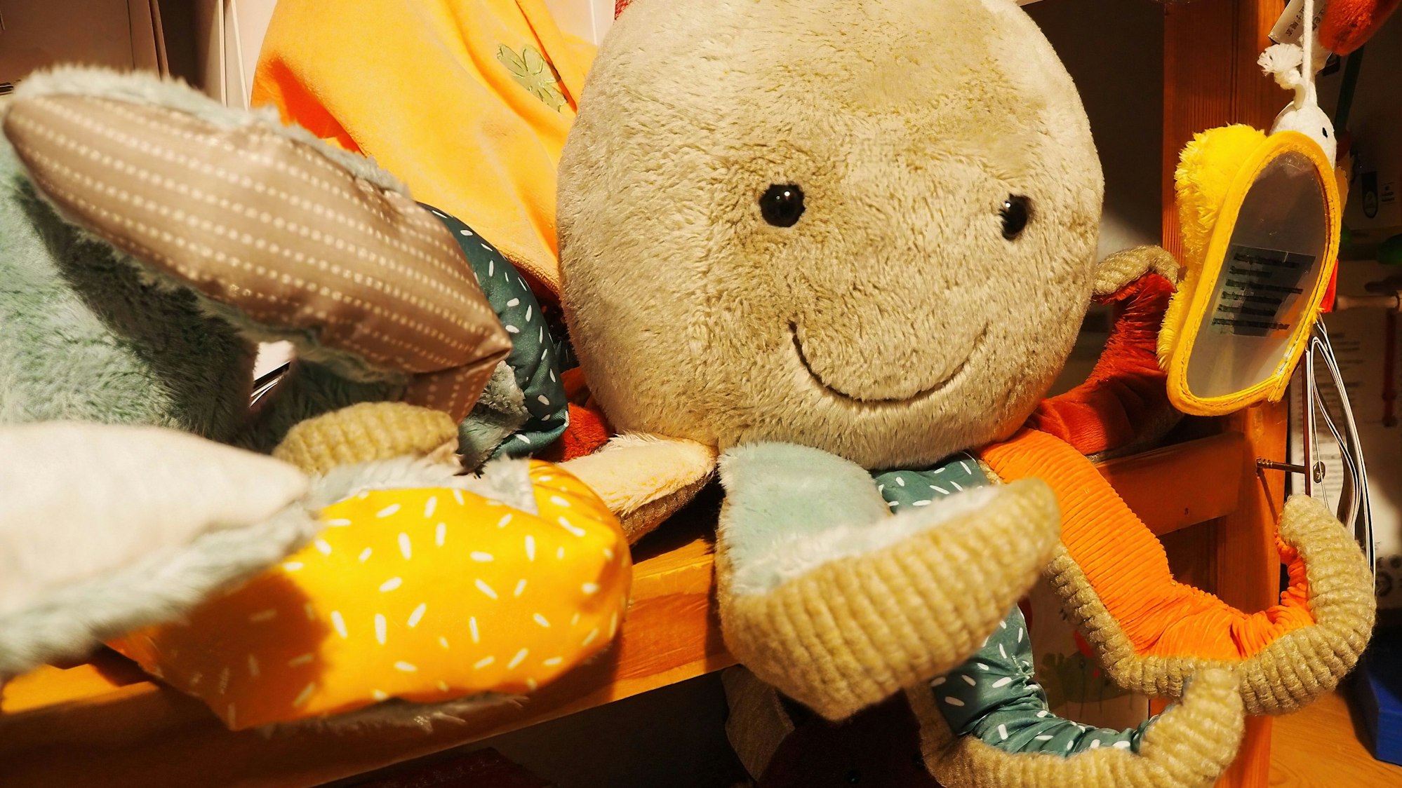 Ein Tintenfisch-Plüschtier im Spielwarengeschäft Hampelmann.