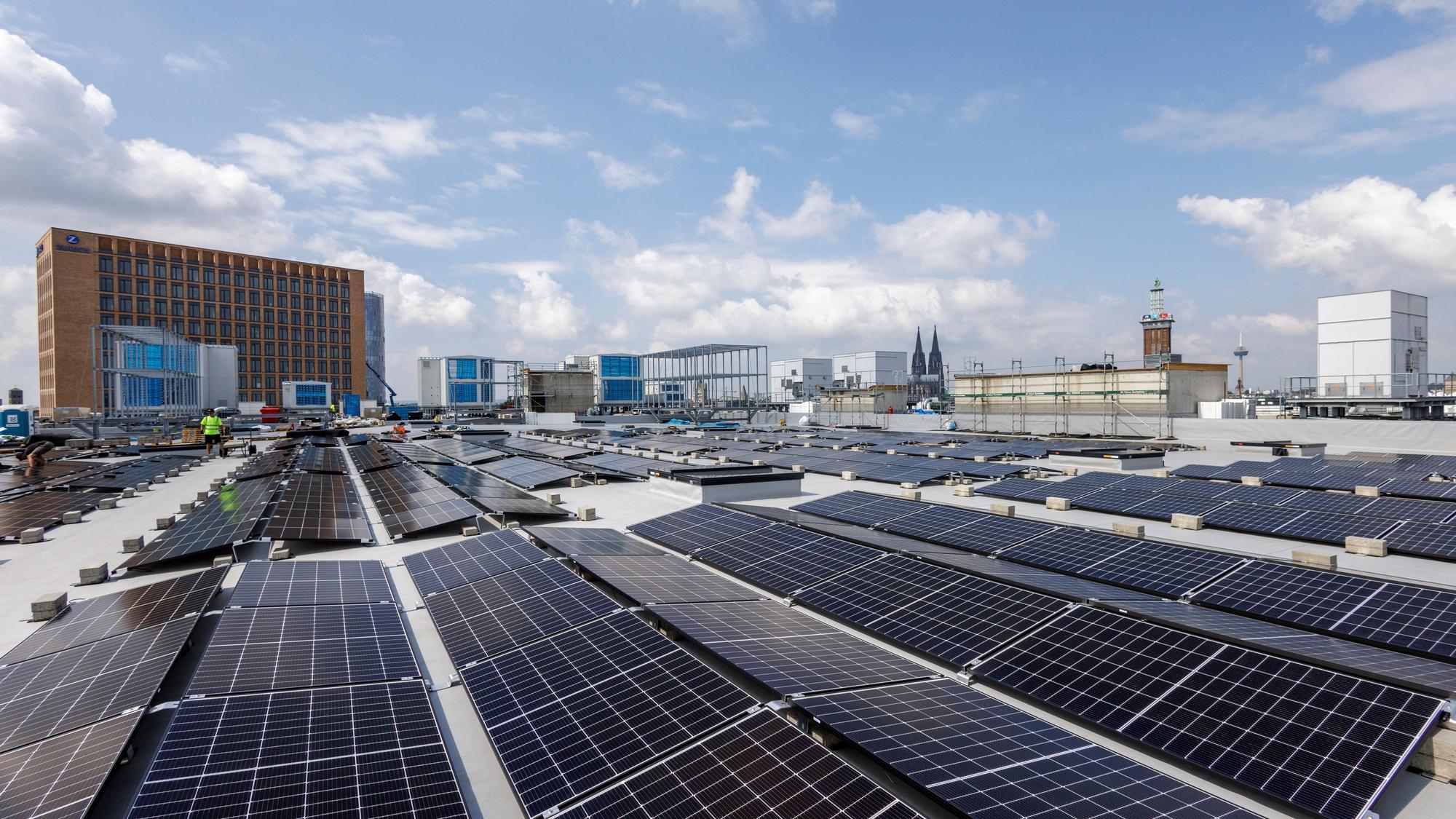 Koelnmesse baut größte innerstädtische Photovoltaik-Anlage Kölns. Das Bild zeigt die Installation auf dem Dach des Confex
