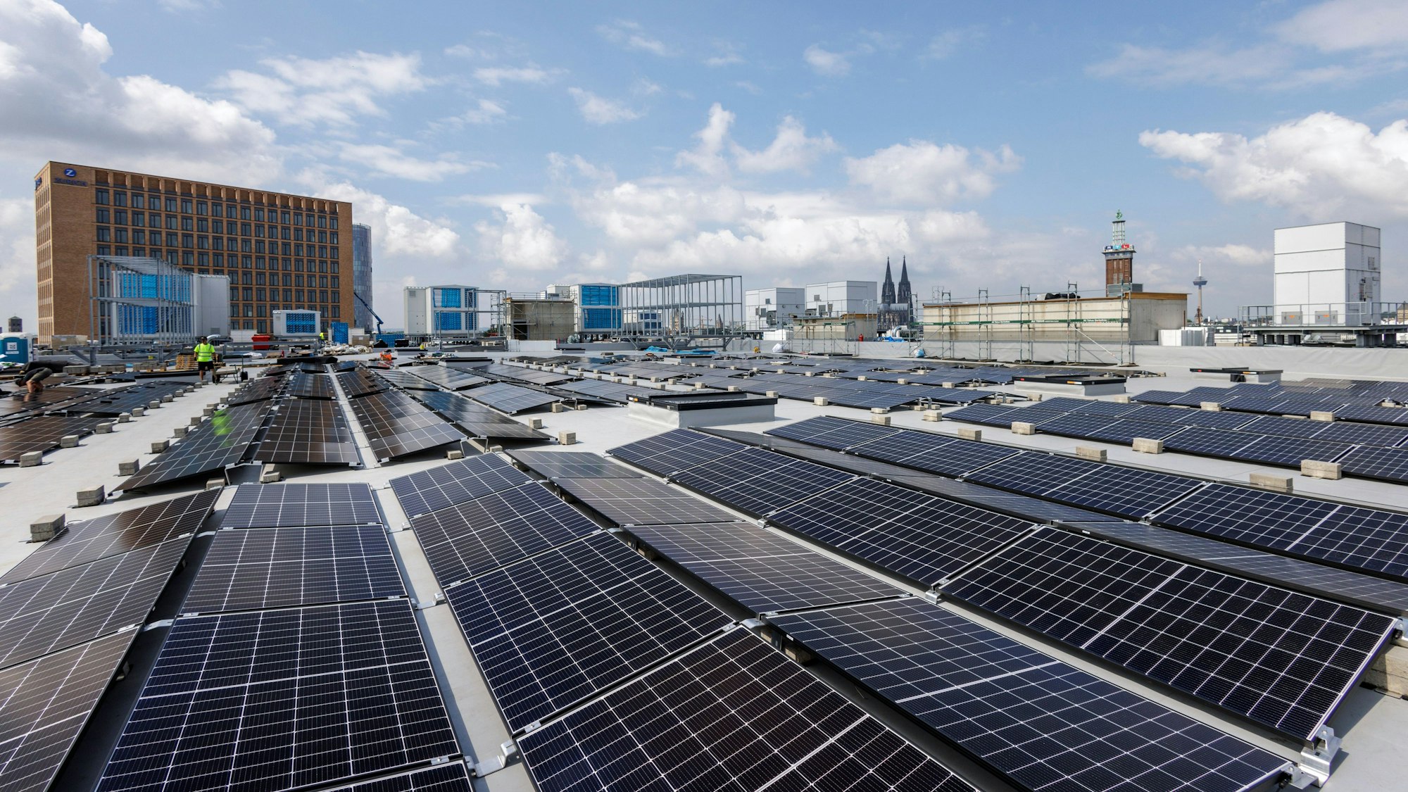 Auf dem Dach des Confex sind die Photovoltaik-Elemente bereits verbaut.