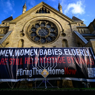 Banner an der Synagoge an der Roonstraße.