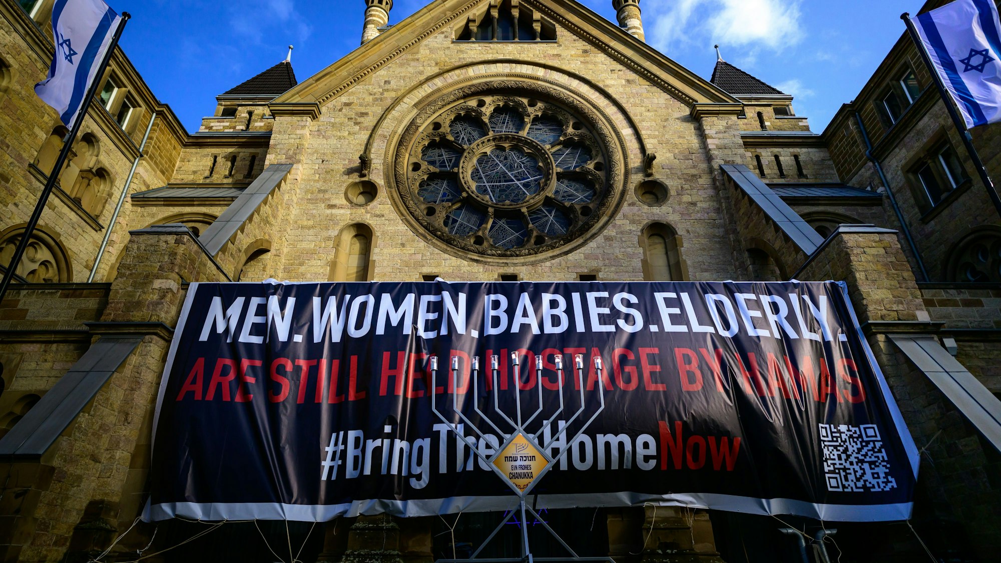 An der Synagoge in der Roonstraße hängt ein Plakat auf dem die Rückkehr der Hamas-Geiseln gefordert wird.