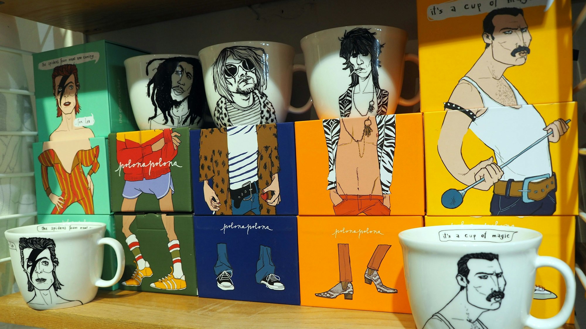 Tassen mit Kultfiguren wie David Bowie oder Freddie Mercury gibt es bei Frau Schmitt in der Merowinger Straße.