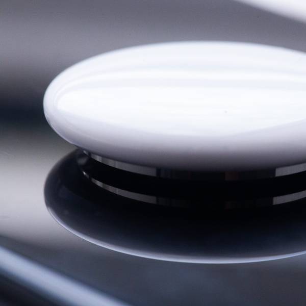 Ein Bluetooth-Tracker liegt auf einem Smartphone.