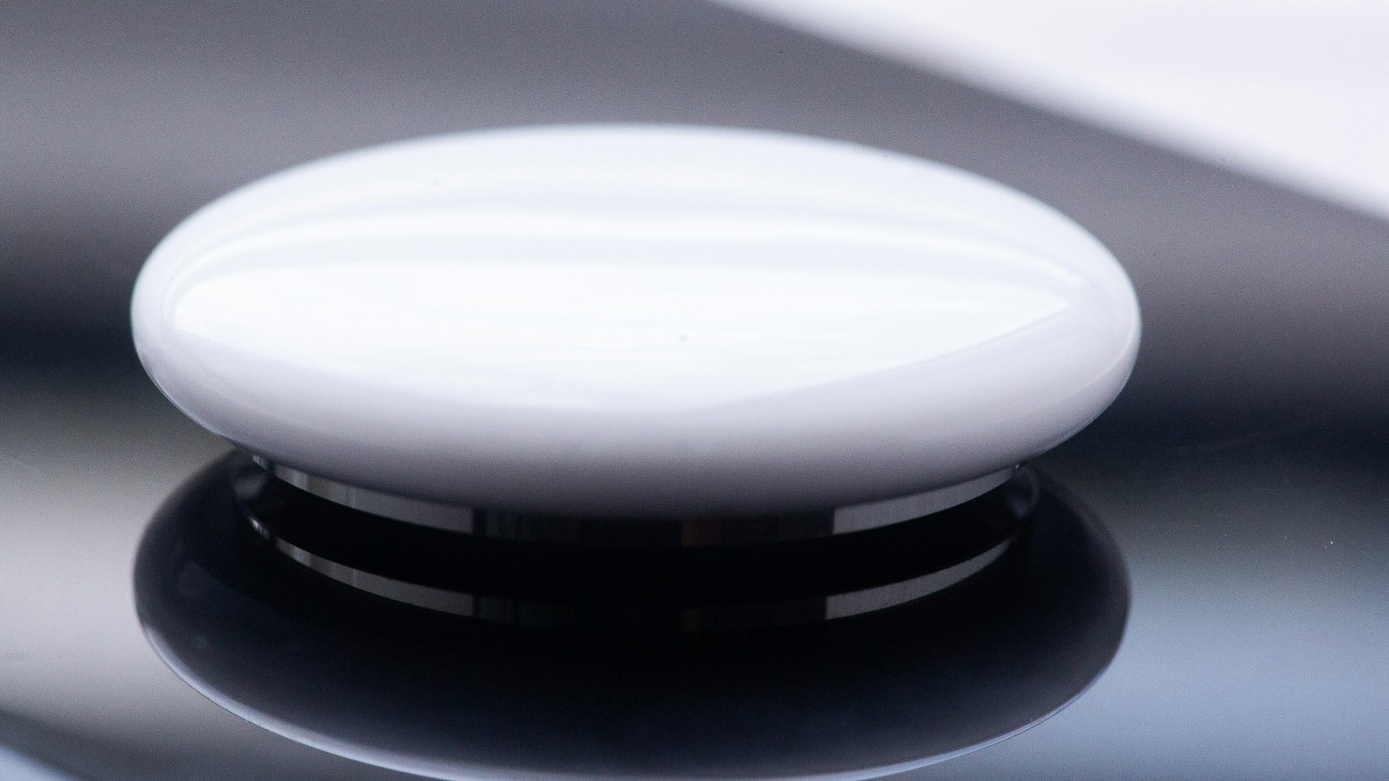 Ein Bluetooth-Tracker liegt auf einem Smartphone.