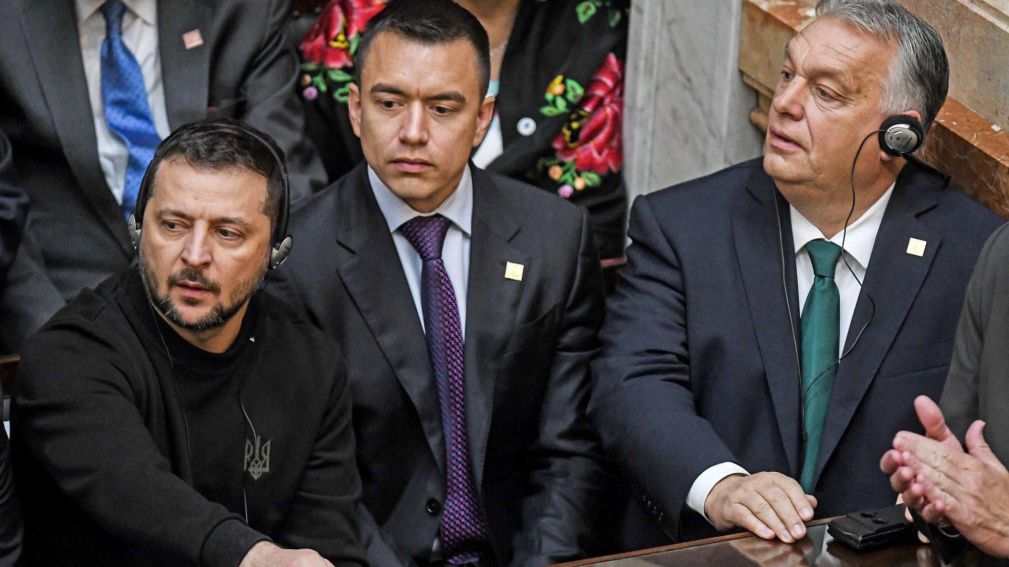 Kurzer, aber hitziger Austausch in Buenos Aires: Wolodymyr Selenskyj (links) und Viktor Orbán (rechts) bei der Amtseinführung von Präsident Javier Milei.