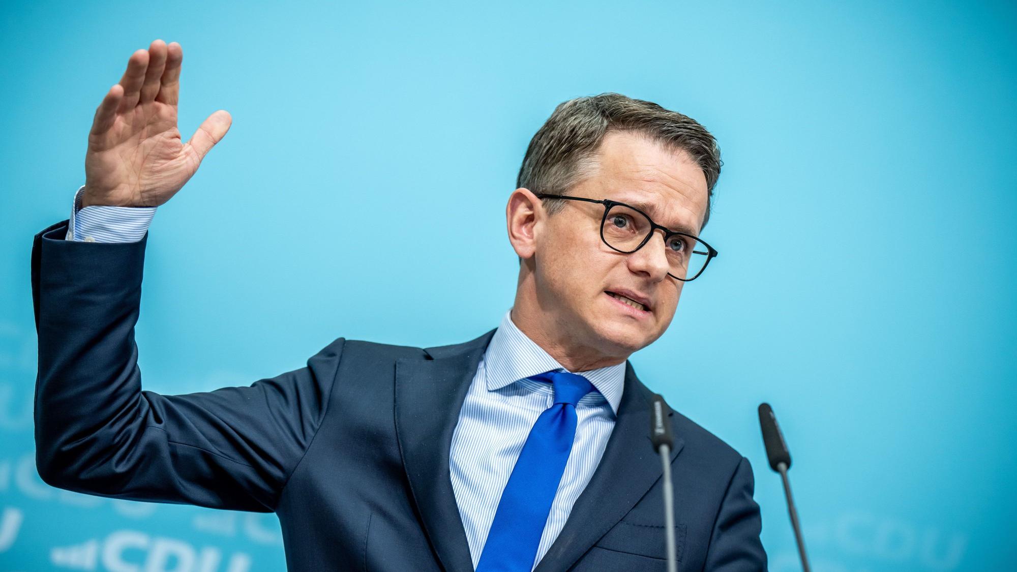 Carsten Linnemann, CDU-Generalsekretär und Vorsitzender der Programm- und Grundsatzkommission, spricht auf einer Pressekonferenz zum Entwurf der Kommission für ein neues Grundsatzprogramm der CDU.