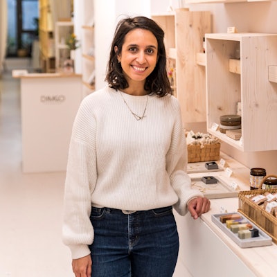 Inhaberin Diana Gomez steht in ihrem Geschäft Dimgo an der Severinstraße.