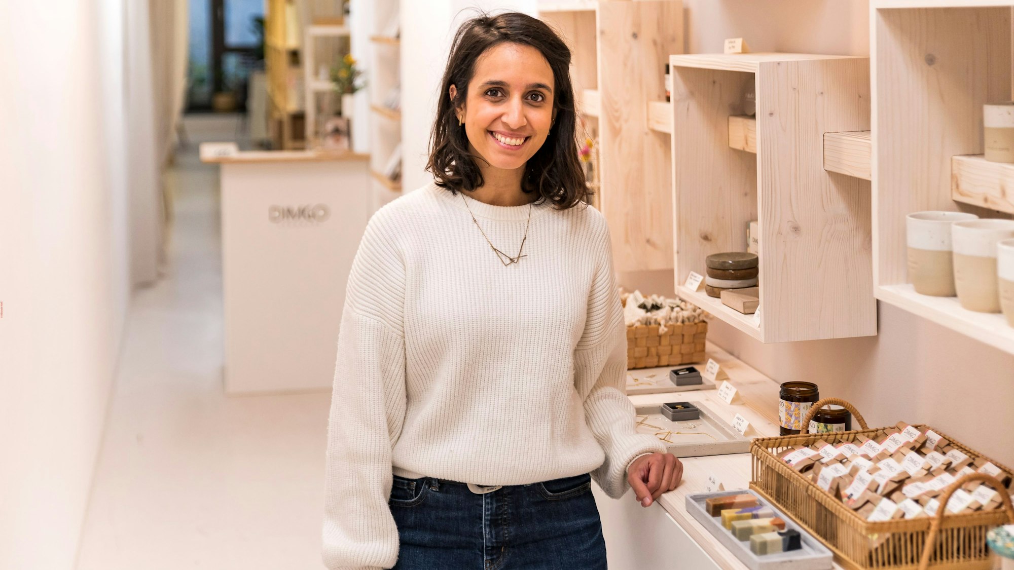 Inhaberin Diana Gomez steht in ihrem Geschäft Dimgo an der Severinstraße.