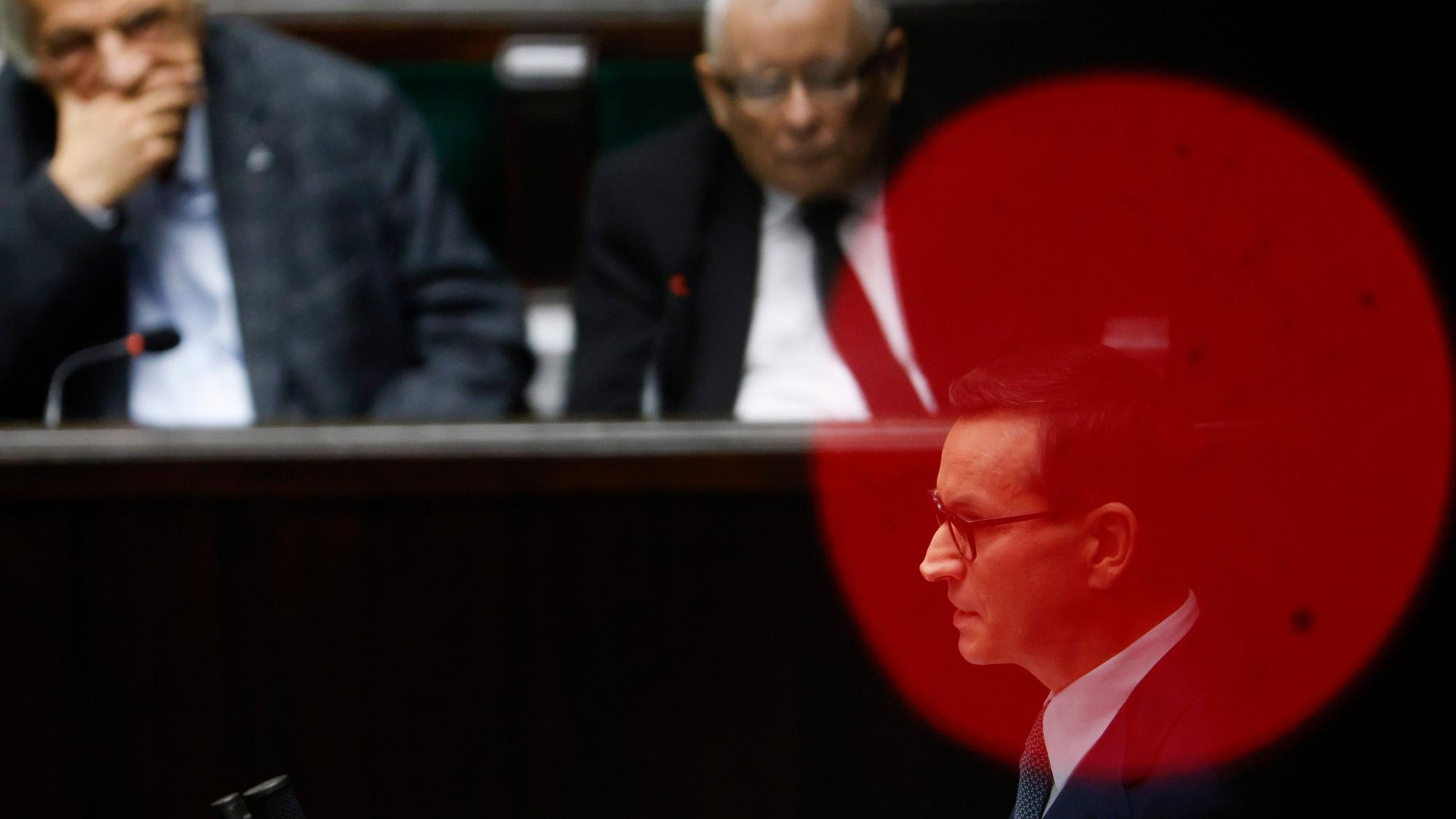 Mateusz Morawiecki (r), Ministerpräsident von Polen, hält eine Rede vor einer Vertrauensabstimmung über seine Regierung im Parlament.
