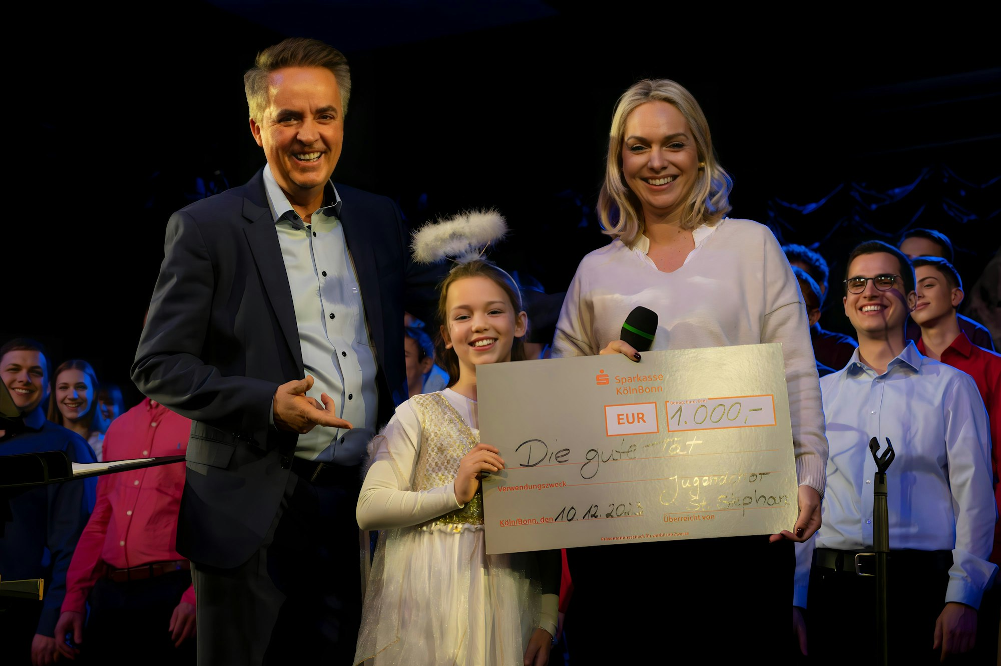 Den Scheck des Jugendchors St. Stephan übergab dieses Jahr ein Engelchen.