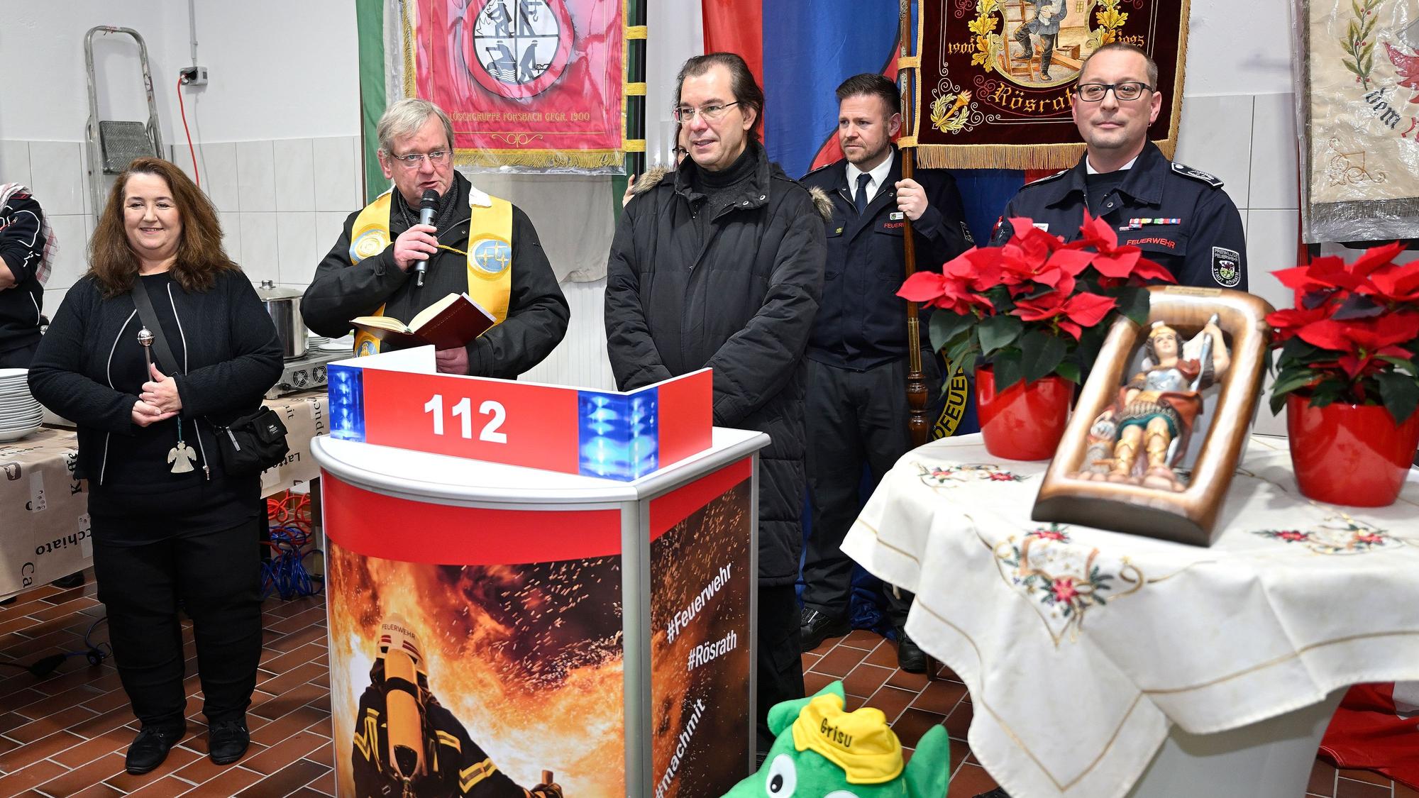 Bei der Einweihung des modernisierten und erweiterten Feuerwehrhauses Kleineichen steht Bürgermeisterin Bondina Schulze neben den Pfarrern Franz Gerards und Armin Kopper sowie Rösraths Feuerwehrchef Bastian Eltner.