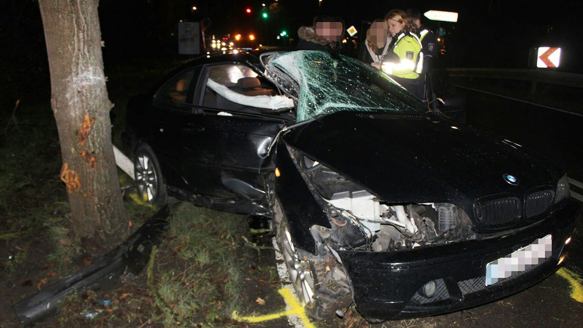 Dieser BMW verunfallte und kollidierte mit einem Baum.