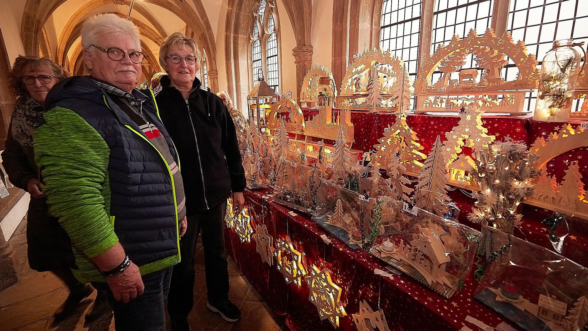 Marianne und Günter Krause zeigen ihre hölzernen Weihnachtsdekorationen.