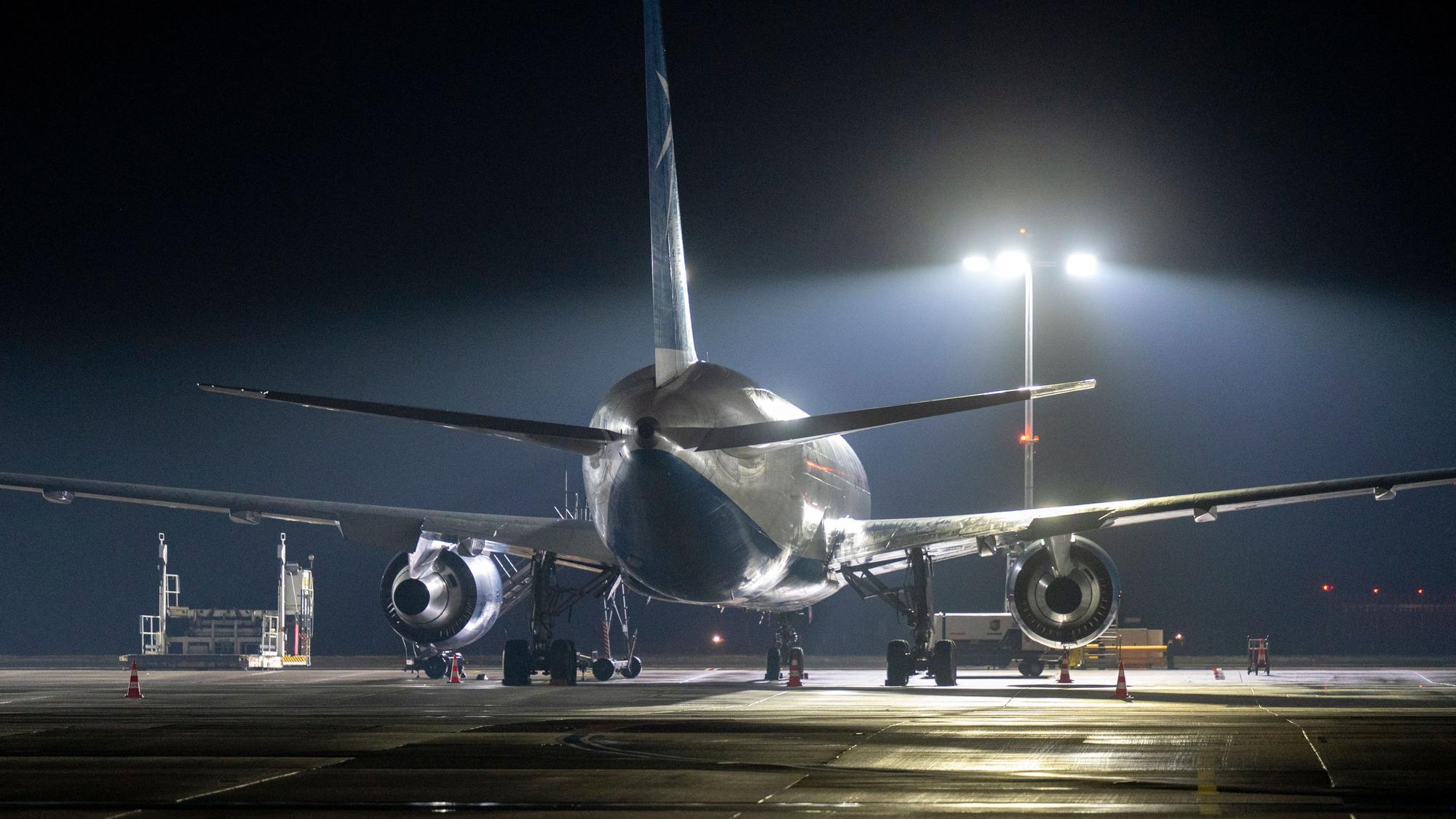 Ein Flugzeug auf dem Flugfeld bei Nacht am Flughafen Köln-Bonn