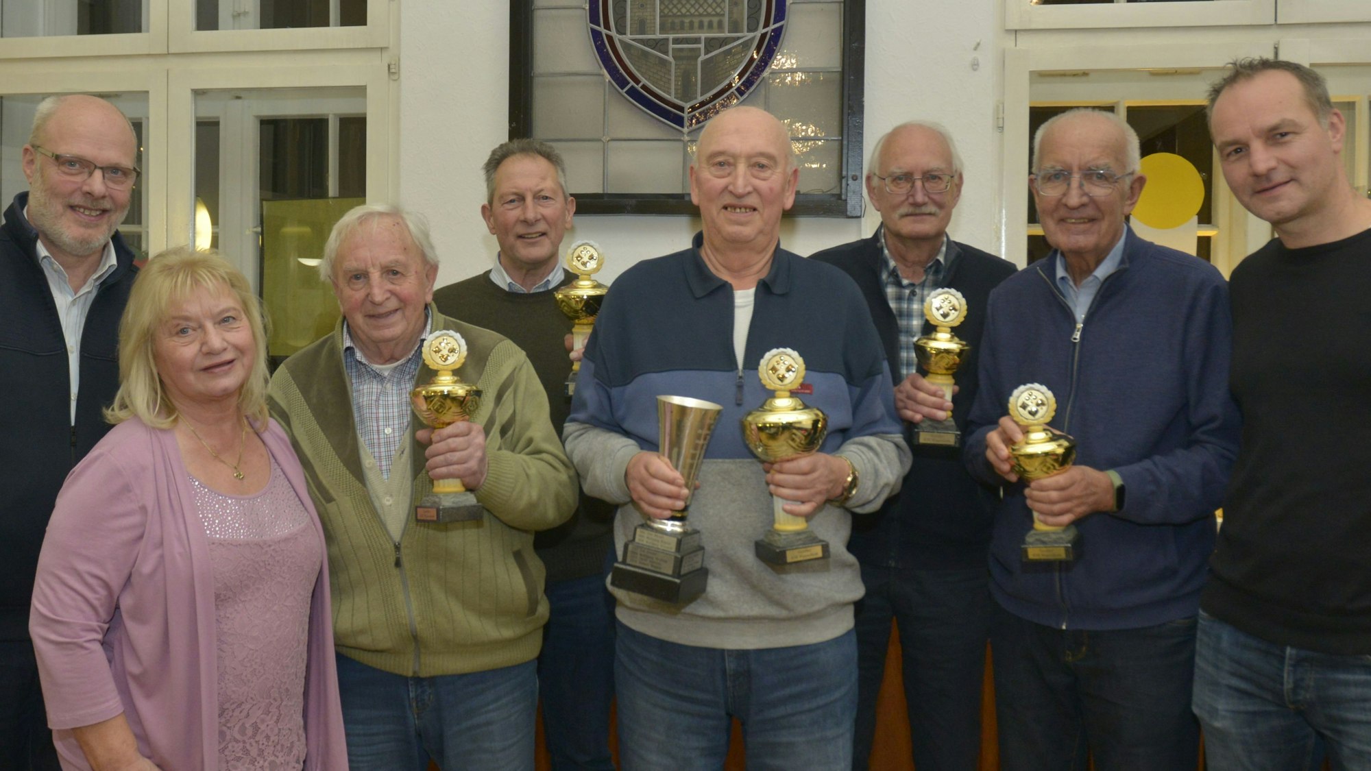 Siegerehrung beim Bürgerskat (v.l.): Heribert Berster, Monika Keller, Heinz Nadolski, Hans-Josef Grüterich, Klaus Müller, Wolfgang Krause, Lothar Wollnik und Michael Otto.