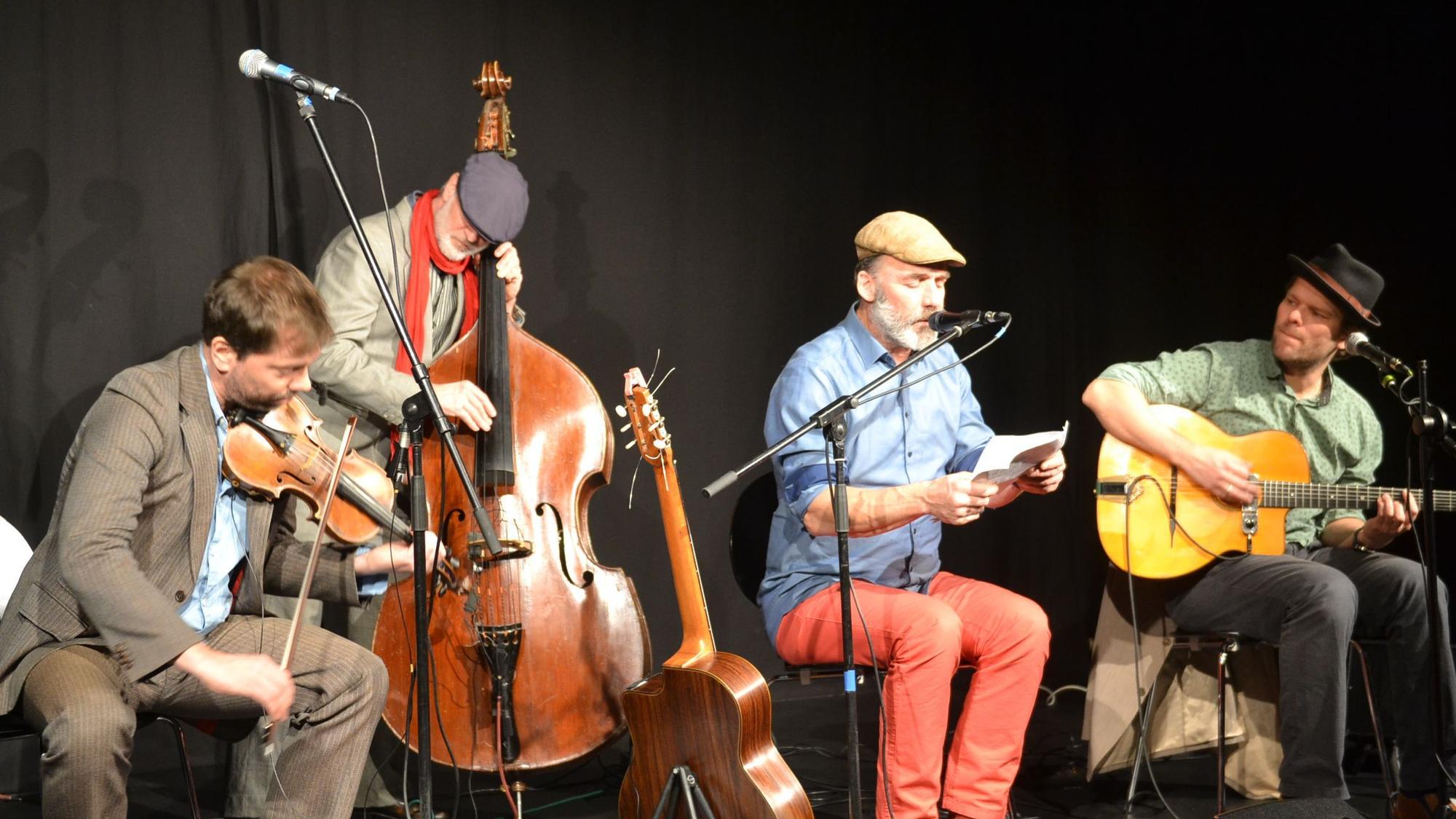 Die vier Musiker des Ensemble Monsieur Pompadour sind mit ihren Instrumenten vor schwarzem Hintergrund auf der Bühne des Theater 1 in Bad Münstereifel zu sehen.