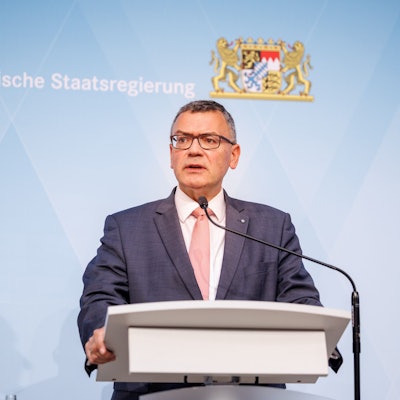 Florian Herrmann (CSU), Leiter der bayerischen Staatskanzlei, spricht auf der Pressekonferenz im Foyer des Prinz-Carl-Palais nach der Sitzung des bayerischen Kabinetts.