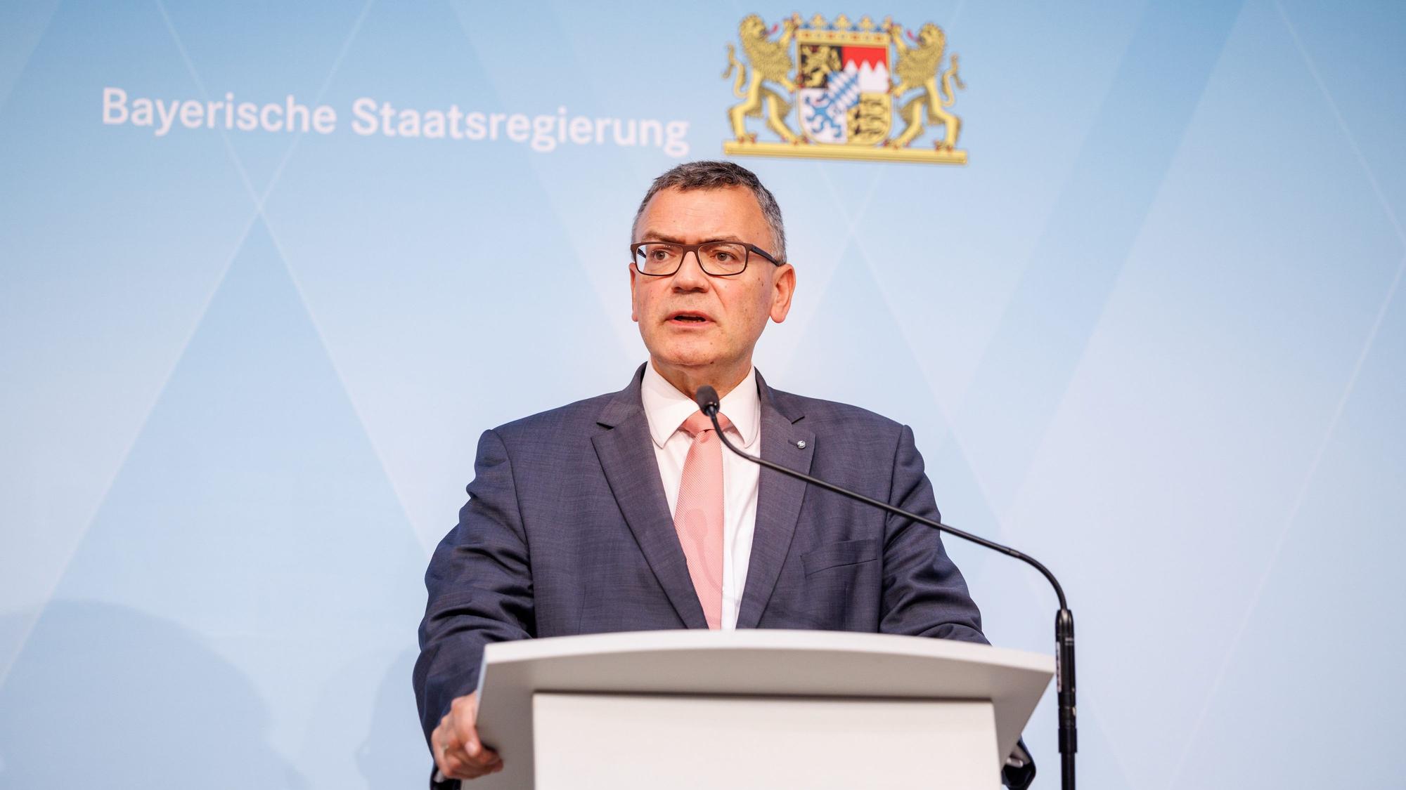 Florian Herrmann (CSU), Leiter der bayerischen Staatskanzlei, spricht auf der Pressekonferenz im Foyer des Prinz-Carl-Palais nach der Sitzung des bayerischen Kabinetts.