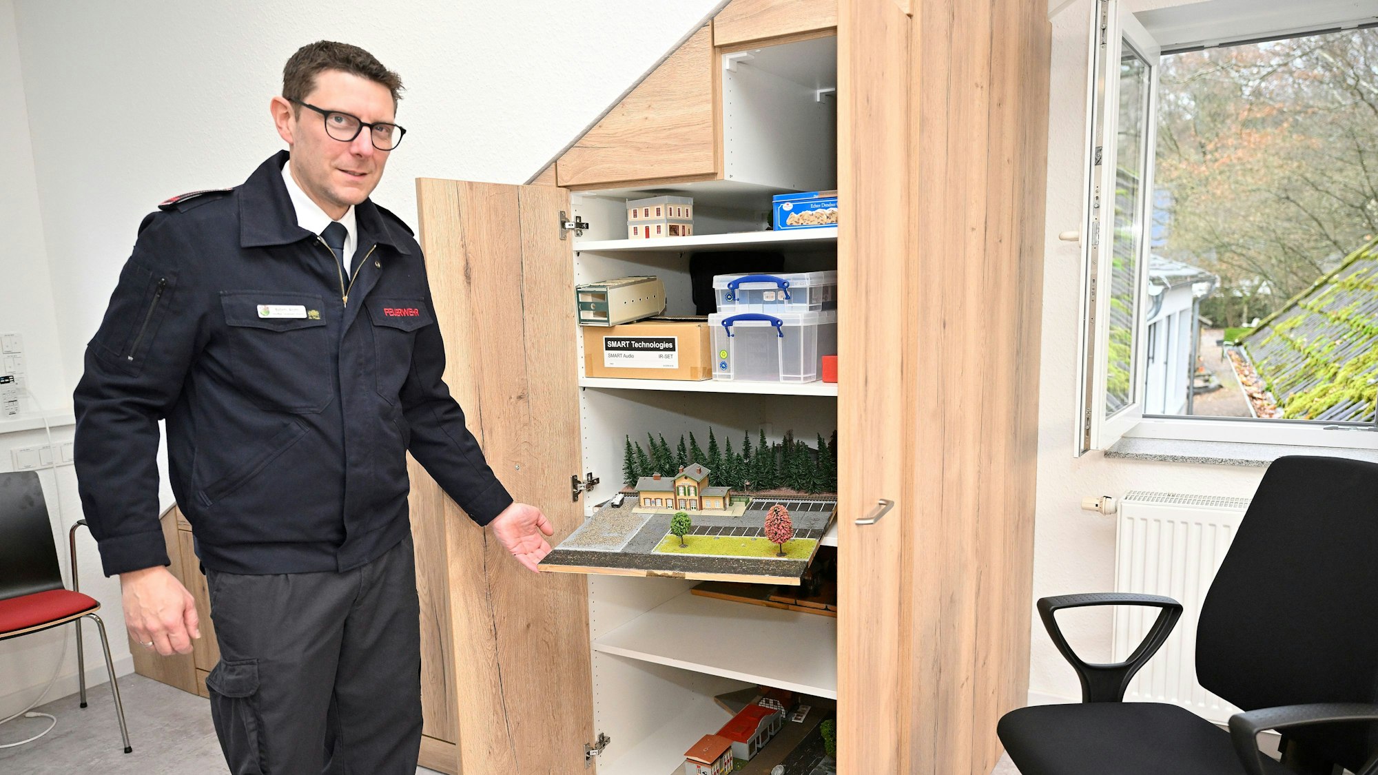 Pressesprecher Björn Roth zeigt Material der Feuerwehrschule in einem Schrank des neuen Schulungsraums im Feuerwehrhaus Kleineichen.