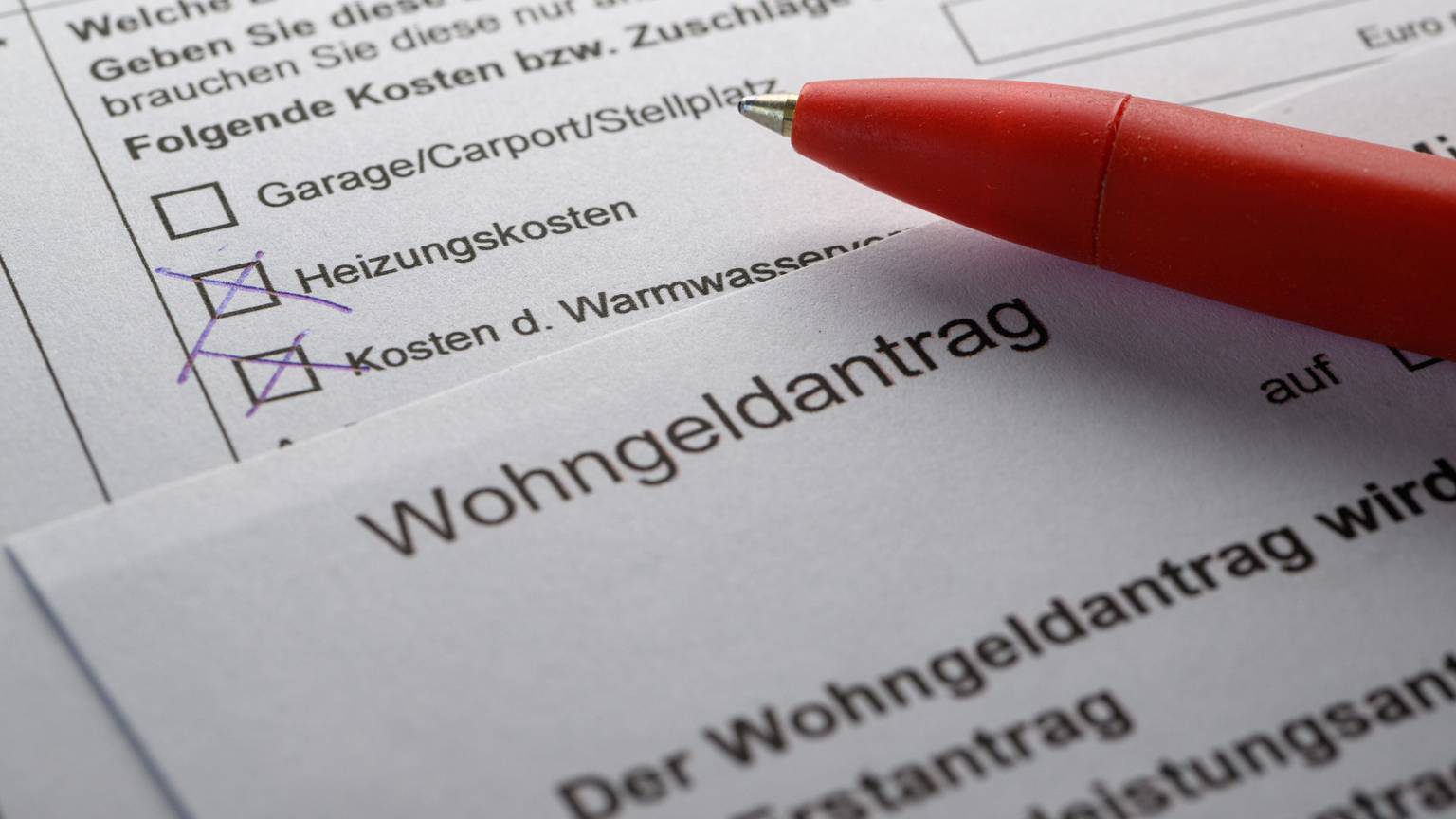 Ein Stift liegt auf einem Wohngeldantrag auf einem Tisch (gestellte Szene).