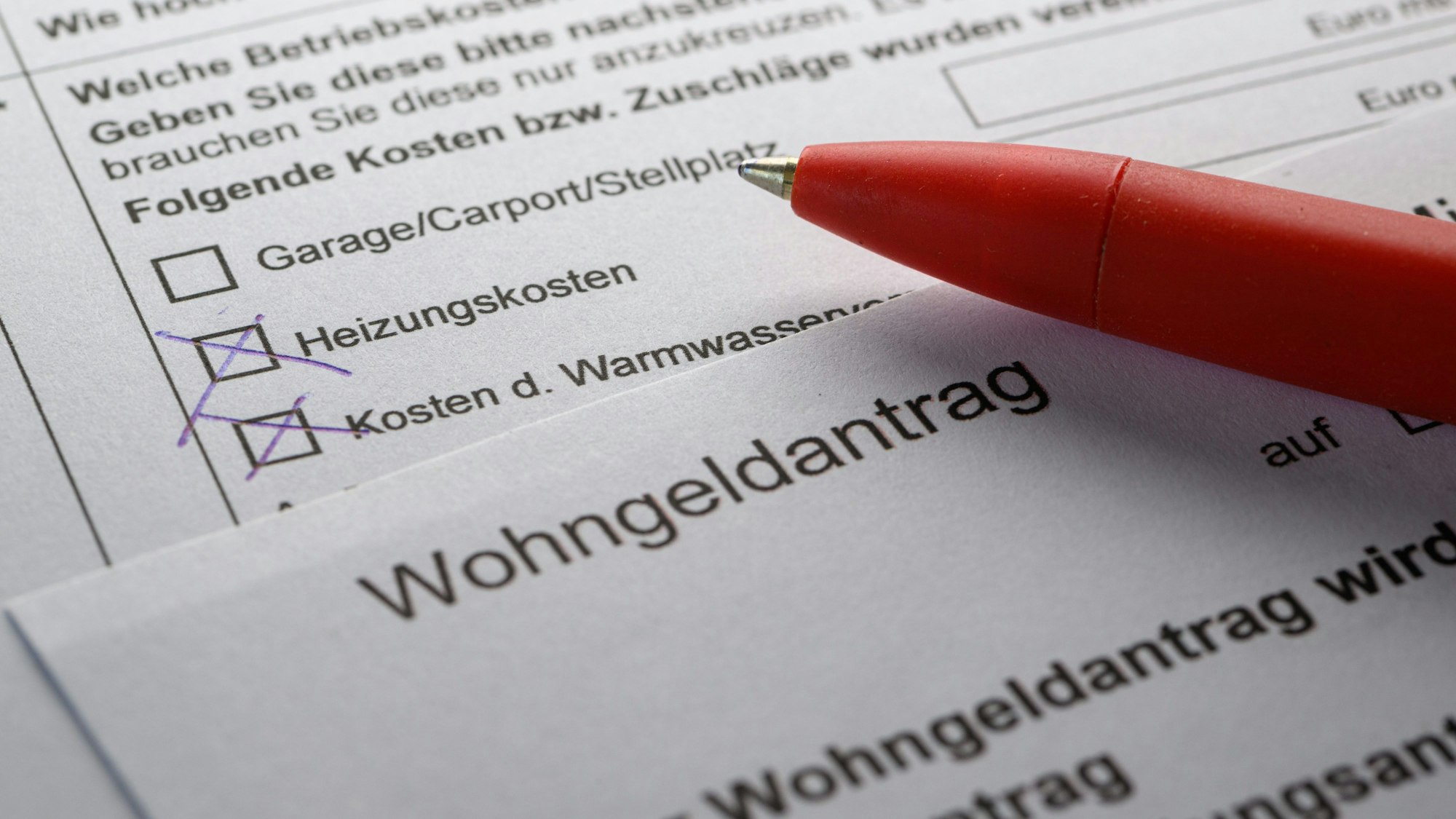 Ein Stift liegt auf einem Wohngeldantrag auf einem Tisch (gestellte Szene).