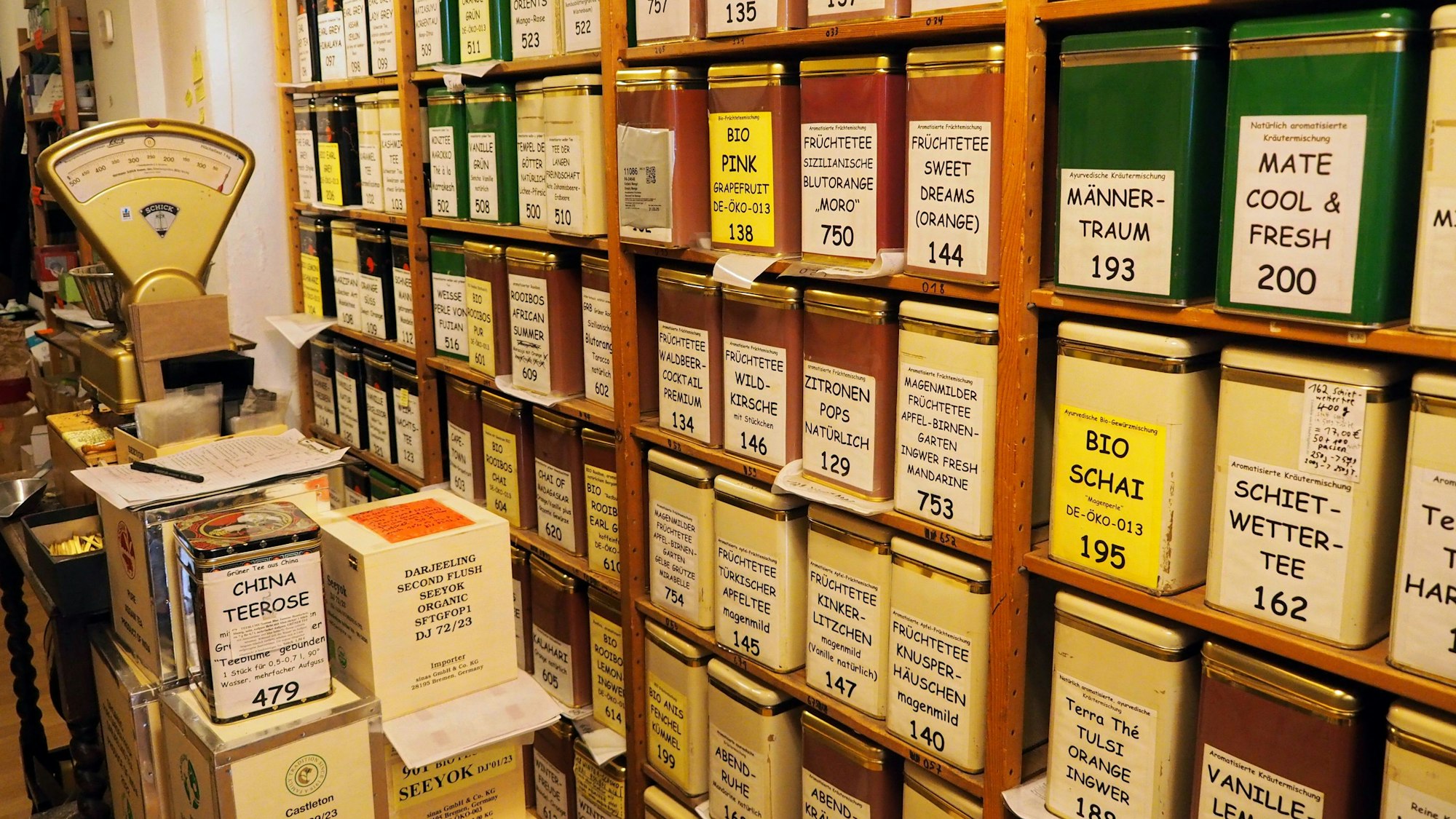 Ein mit Teedosen vollgepacktes Regal im Teeladen am Chlodwigplatz