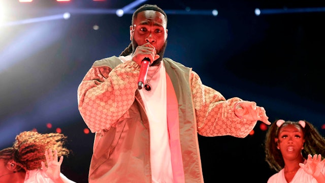 Afrobeat-Idol Burna Boy begeistert seine Fans in der Lanxess Arena.