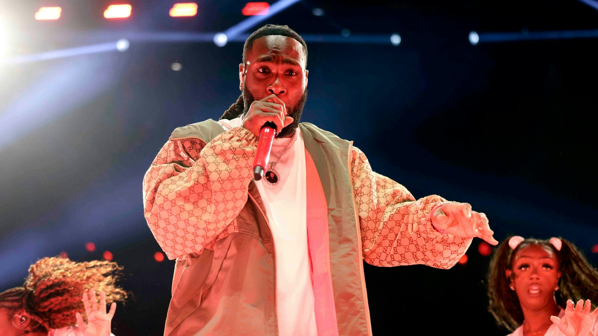 Afrobeat-Idol Burna Boy begeistert seine Fans in der Lanxess Arena.