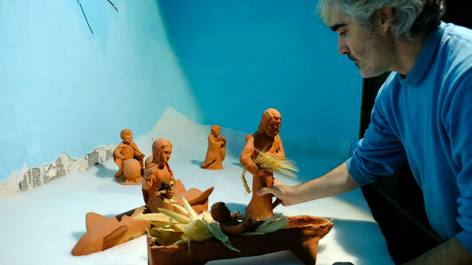 Sebastien Boucherit beim Aufbau einer sozialkritischen Krippe der Künstlerin Berta Kals.