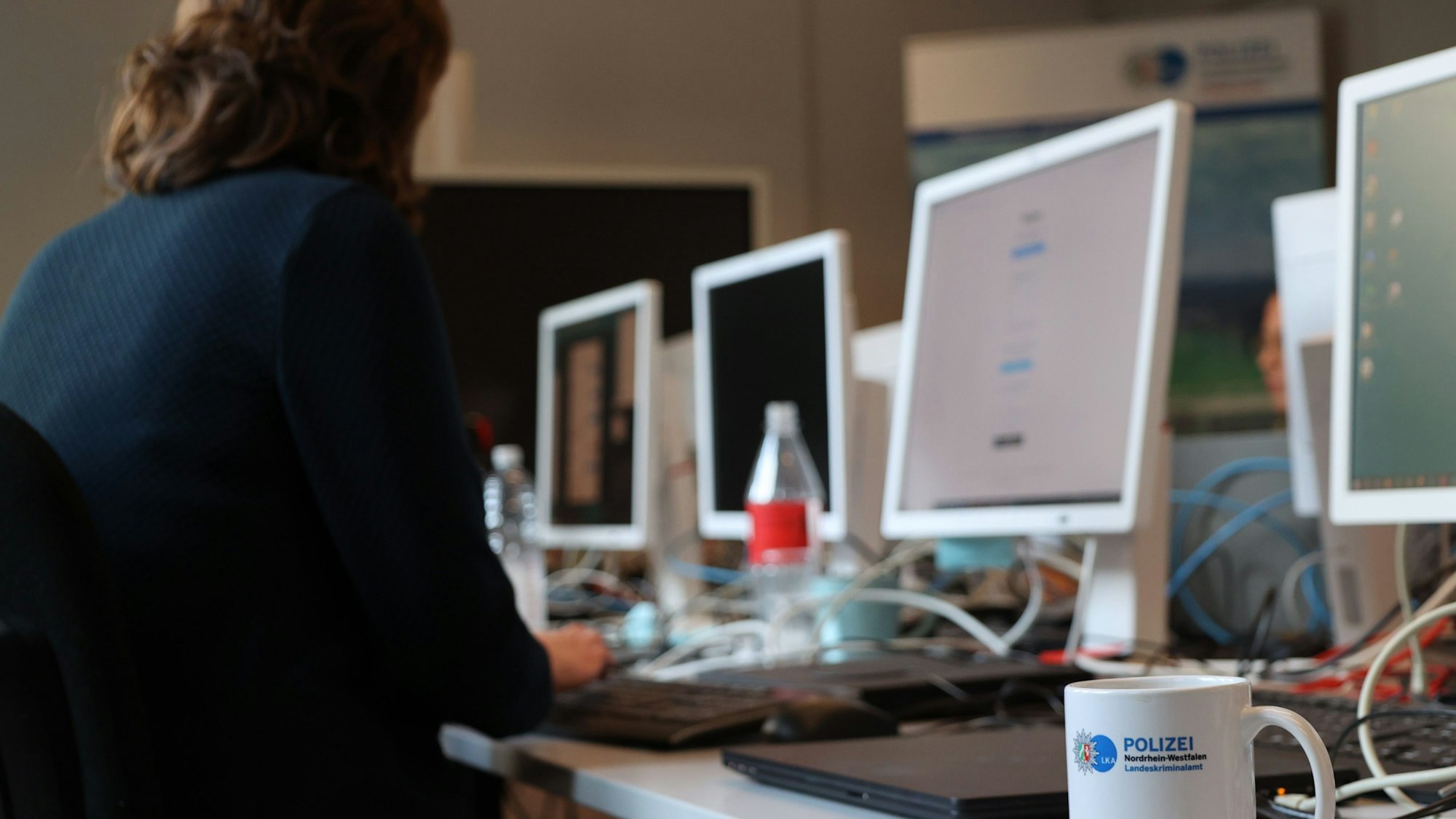 LKA-Ermittler in NRW haben sich verdeckt als Kinder ausgegegben. Bei der Aktion gegen Cybergrooming chatteten die Ermittler gegen Personen, 93 Verfahrne wurden eingeleitet.