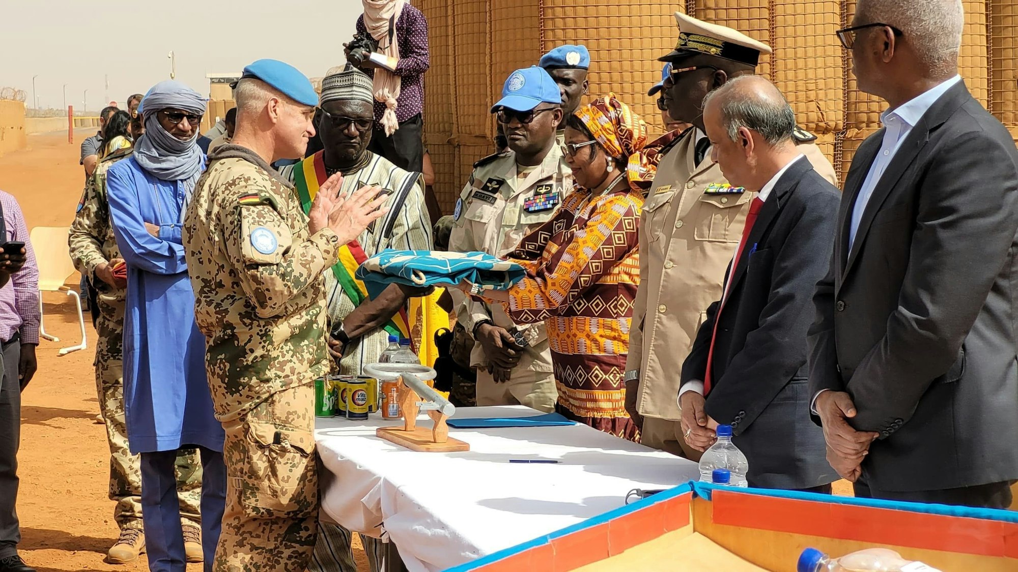 Oberst Heiko Bohnsack (2.v.l), Führer des letzten deutschen Einsatzkontingentes, steht bei der Übergabe des Camps Castor in Gao an lokale Militärs und Behördenvertreter.