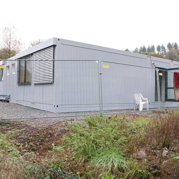 Ein grauer Wohncontainer.
