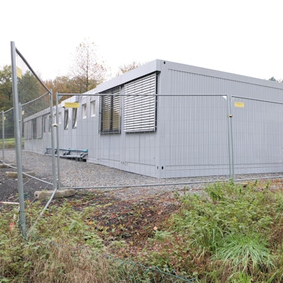 Ein grauer Wohncontainer.