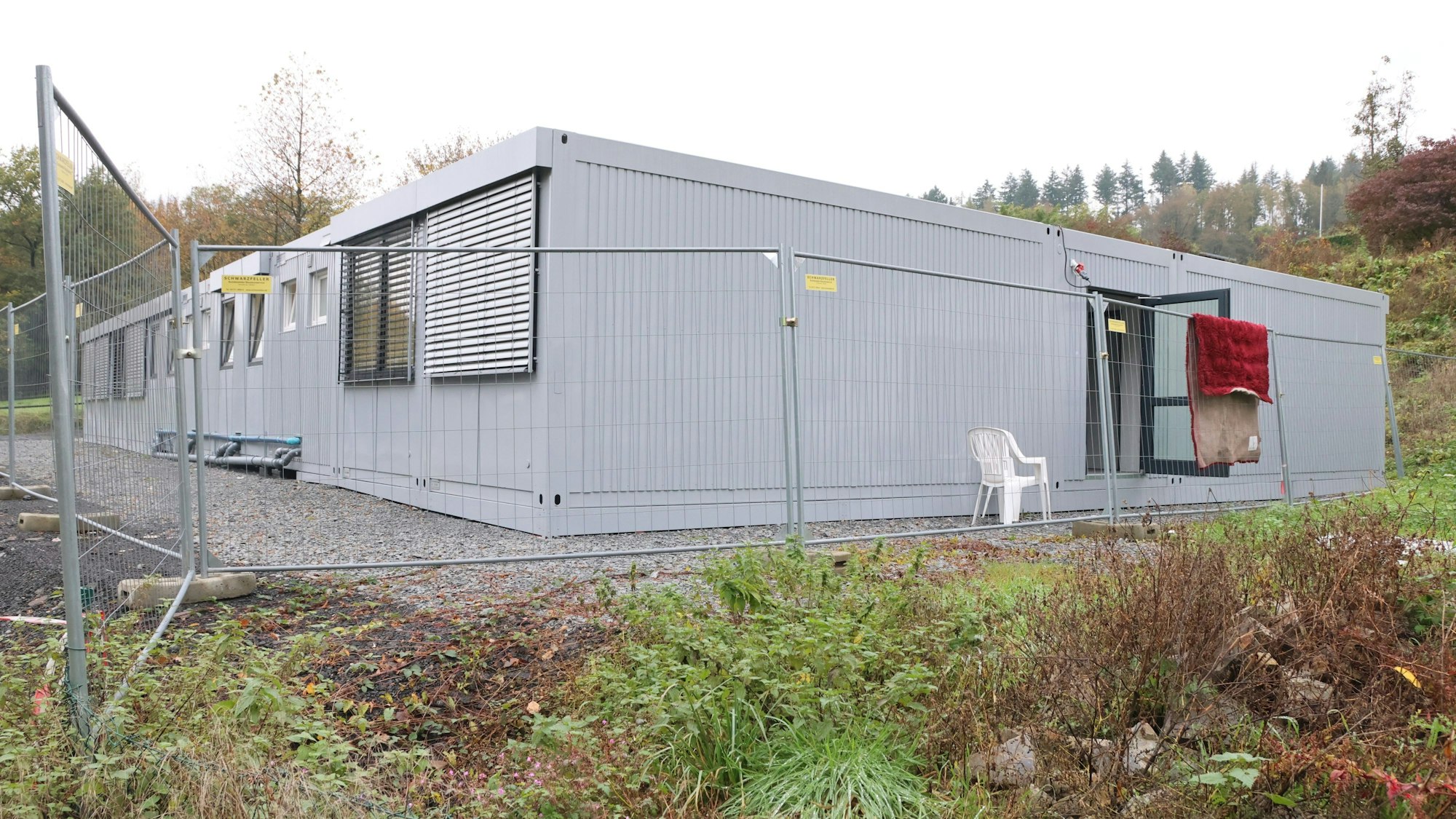 Ein grauer Wohncontainer.