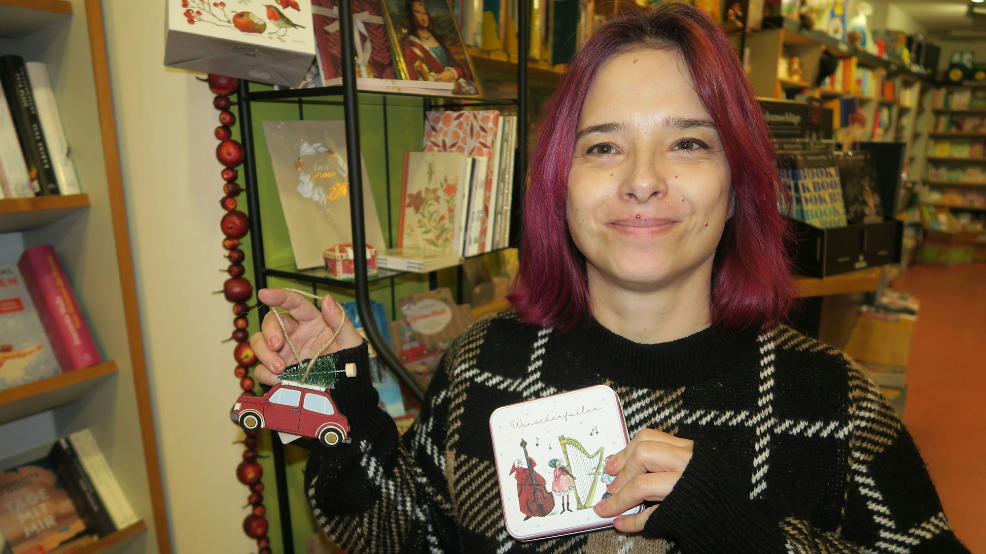 Verkäuferin Manja Kobbert im Buchladen Kalk mit Deko-Artikeln. Foto: Hans-Willi Hermans