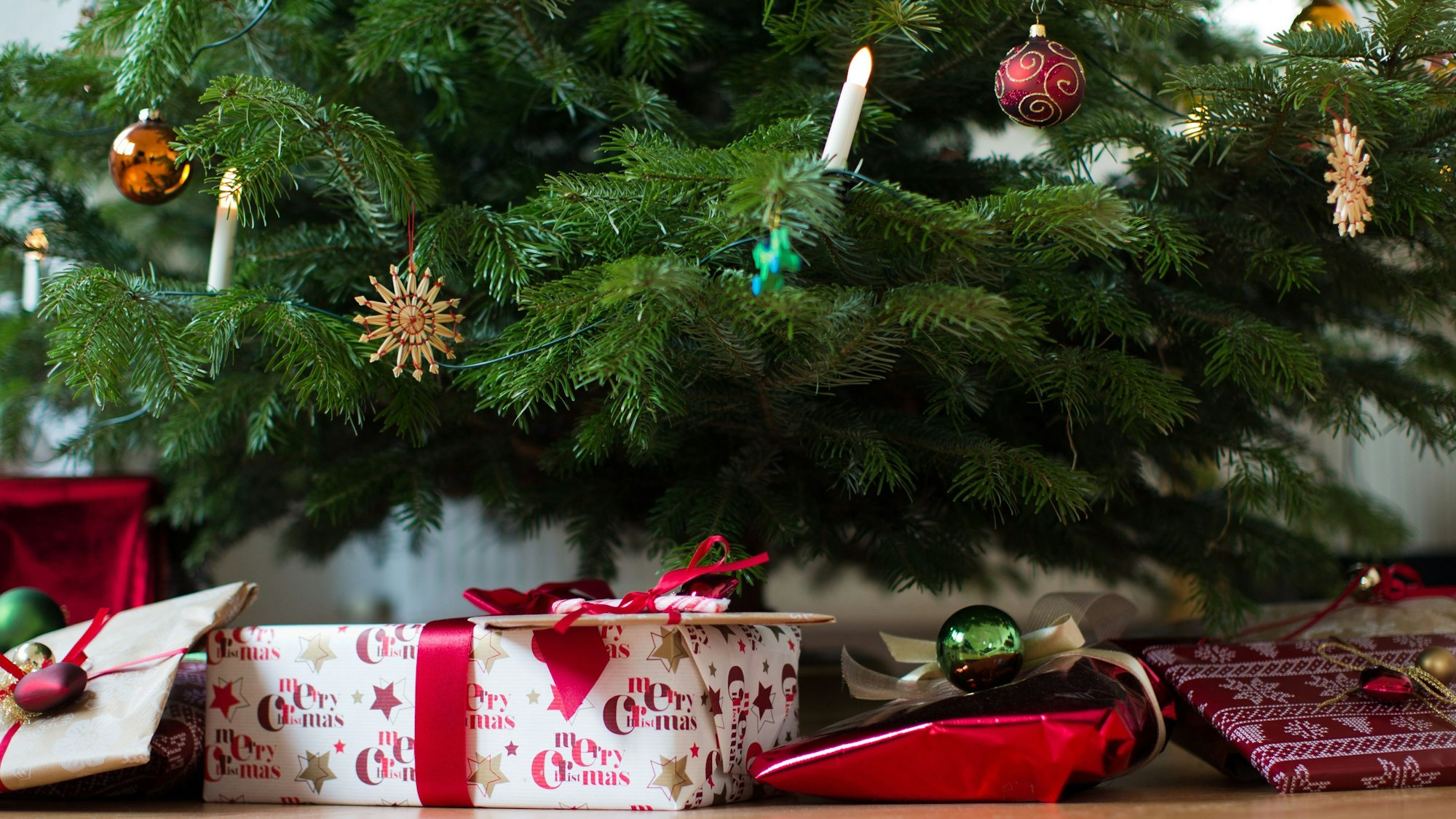 Köln: Geschenke liegen unter einem Weihnachtsbaum.