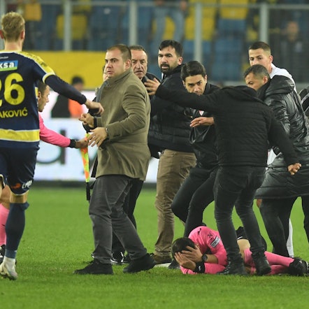 Nach dem türksichen Erstliga-Spiel zwischen Ankaragücü und Rizespor kam es ztu brutelen Angriffen gegen den Schiedsrichter.